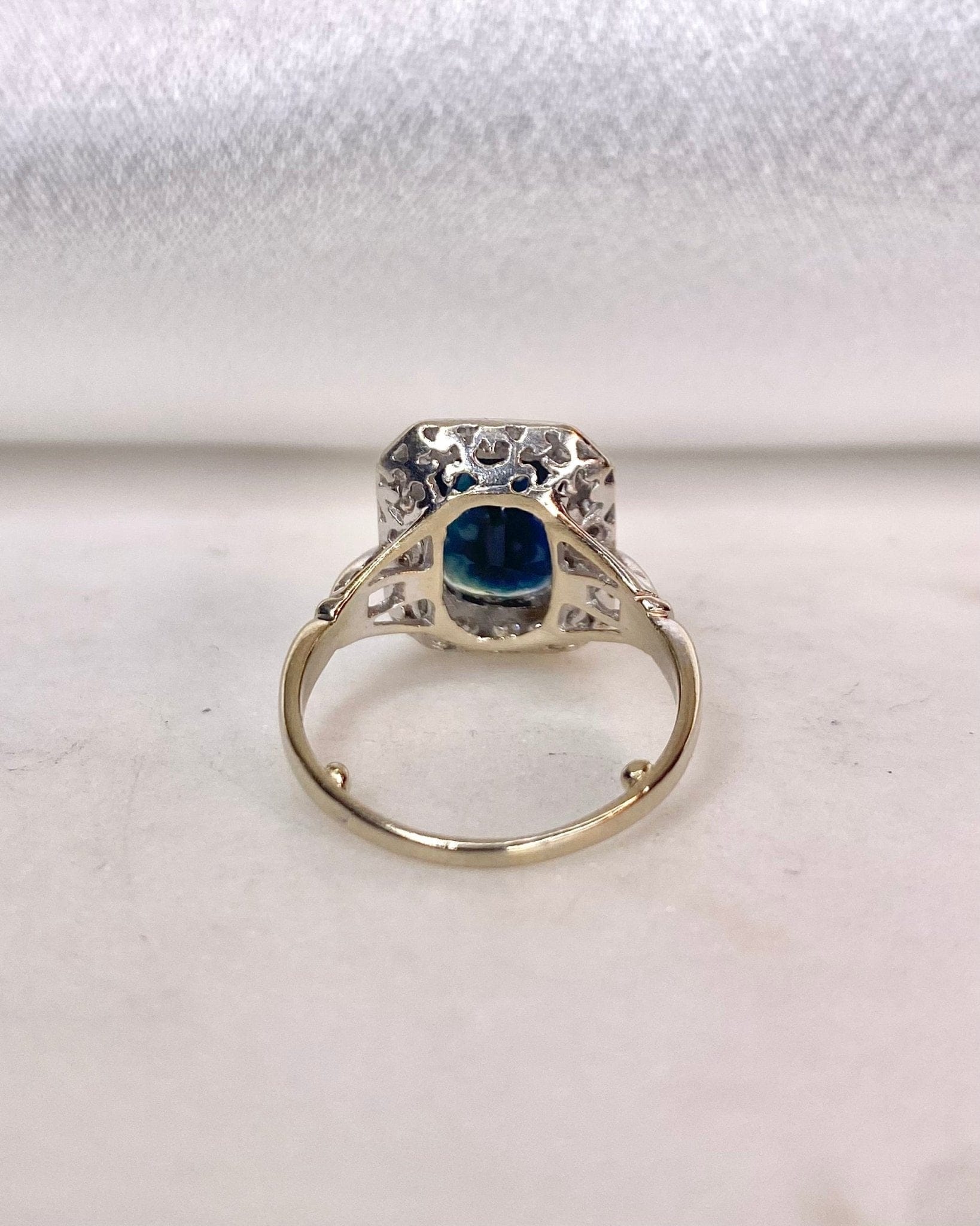 Bague style Art - Déco Saphir 2.90 carats & 20 Diamants "Pamias" - Elliade Paris