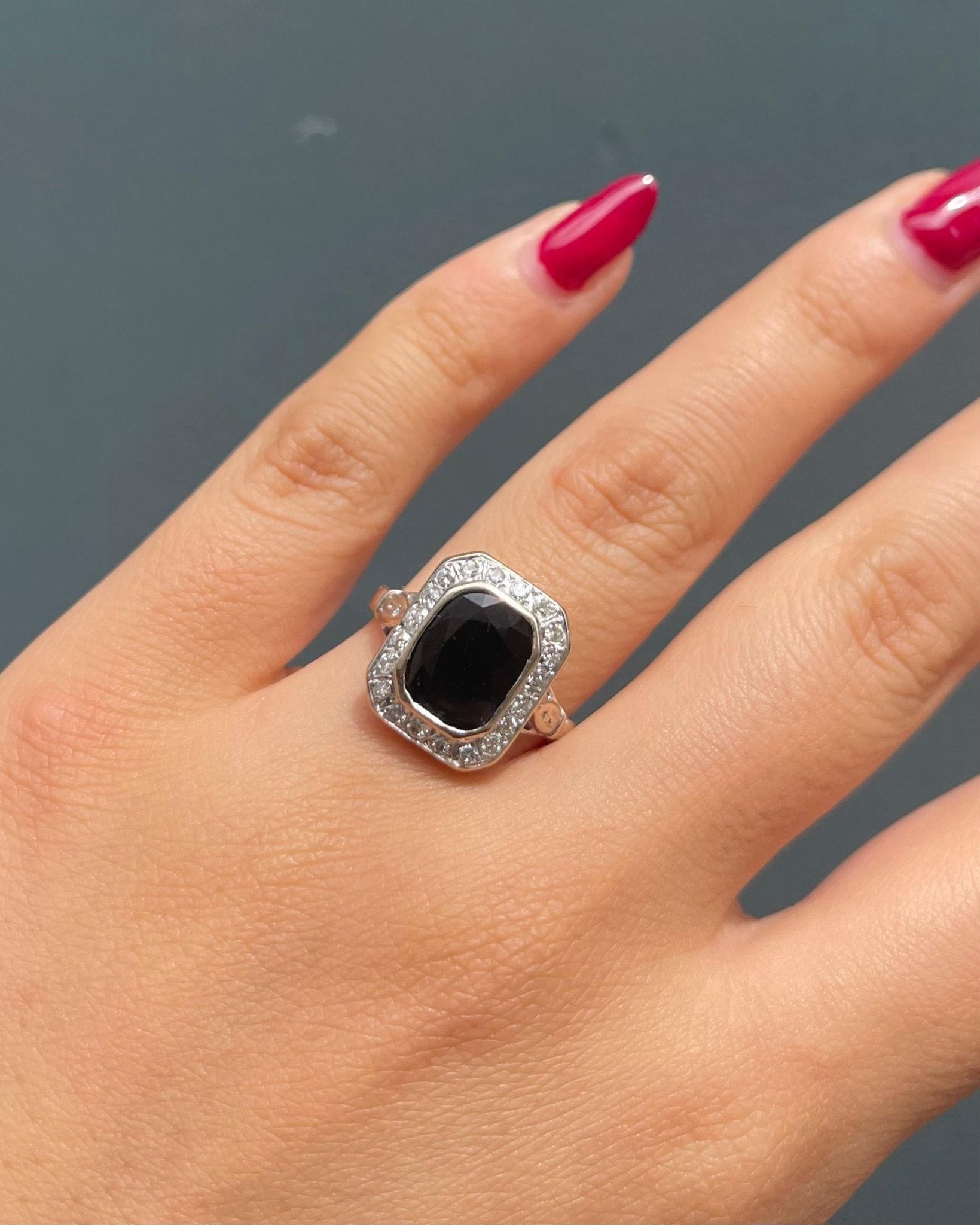 Bague style Art - Déco Saphir 2.90 carats & 20 Diamants "Pamias" - Elliade Paris