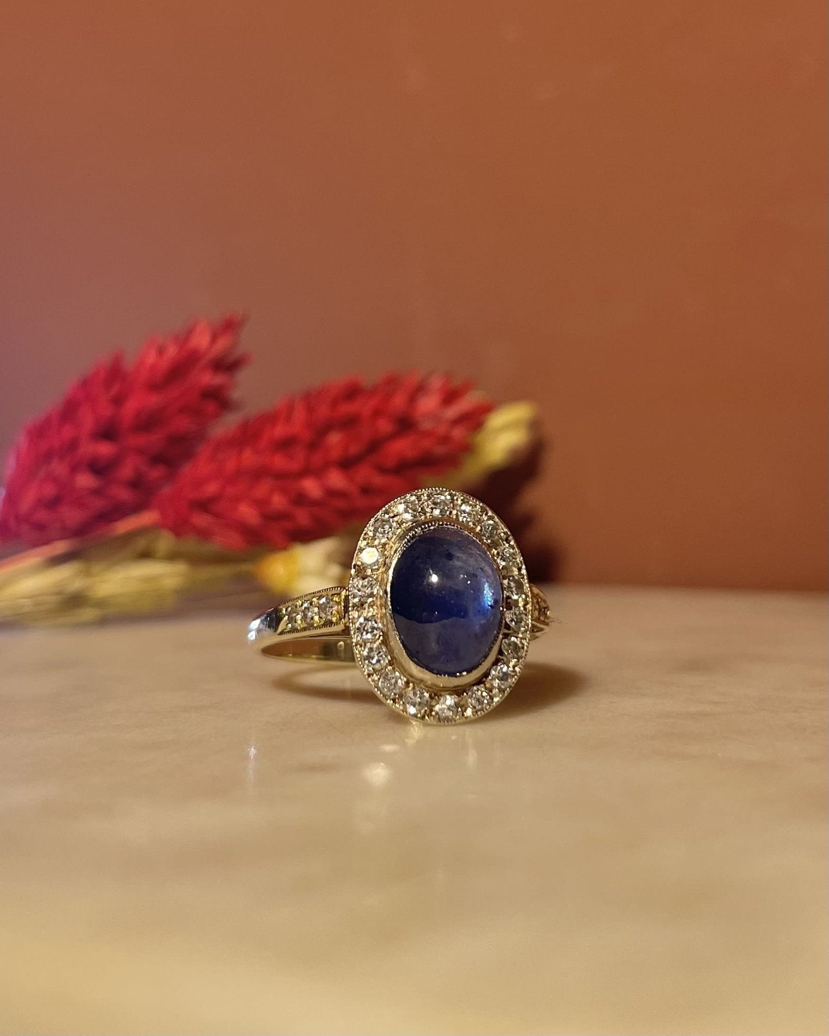 Bague Style Art - Déco Saphir Bleu Roi et 24 Diamants "Peyton" - Elliade Paris
