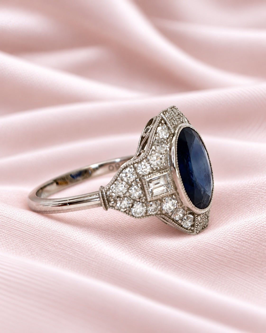 Bague Style Art-Déco Saphir de Madagascar 2.33 carats & Diamants 0.93 carat "Eva" - Elliade Paris