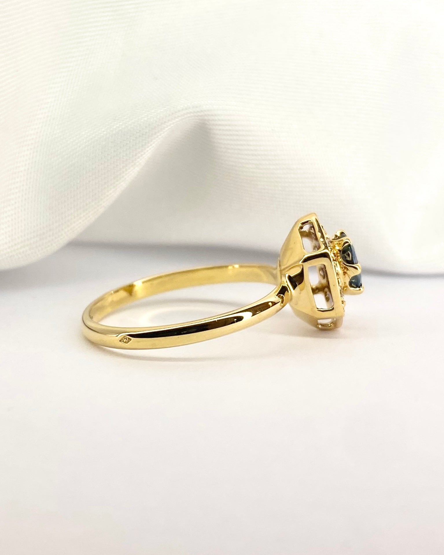 Bague Style Art Déco Saphir & Diamants "Maritza" - Elliade Paris