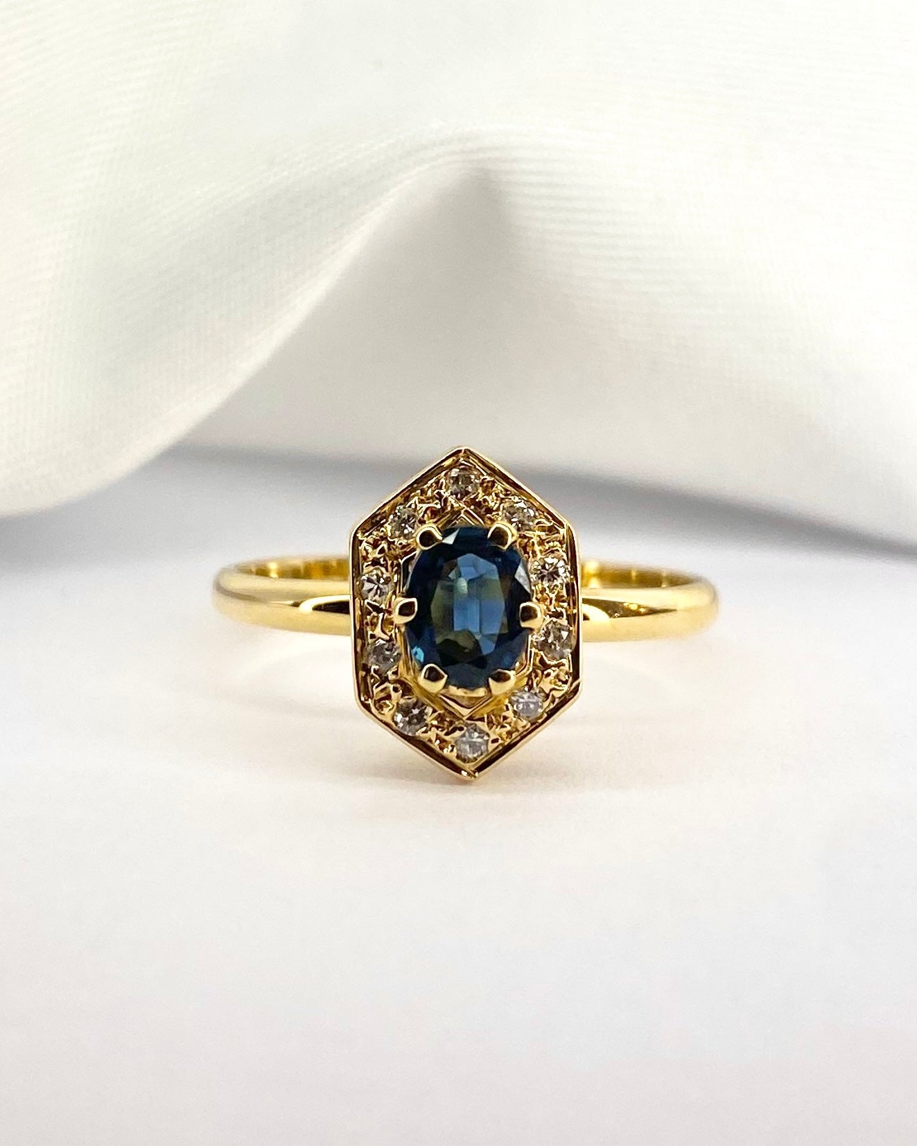 Bague Style Art Déco Saphir & Diamants "Maritza" - Elliade Paris