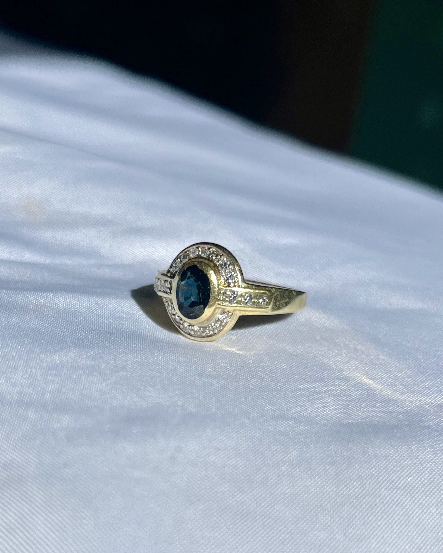 Anillo de zafiro y diamantes estilo Art Déco "Swann"