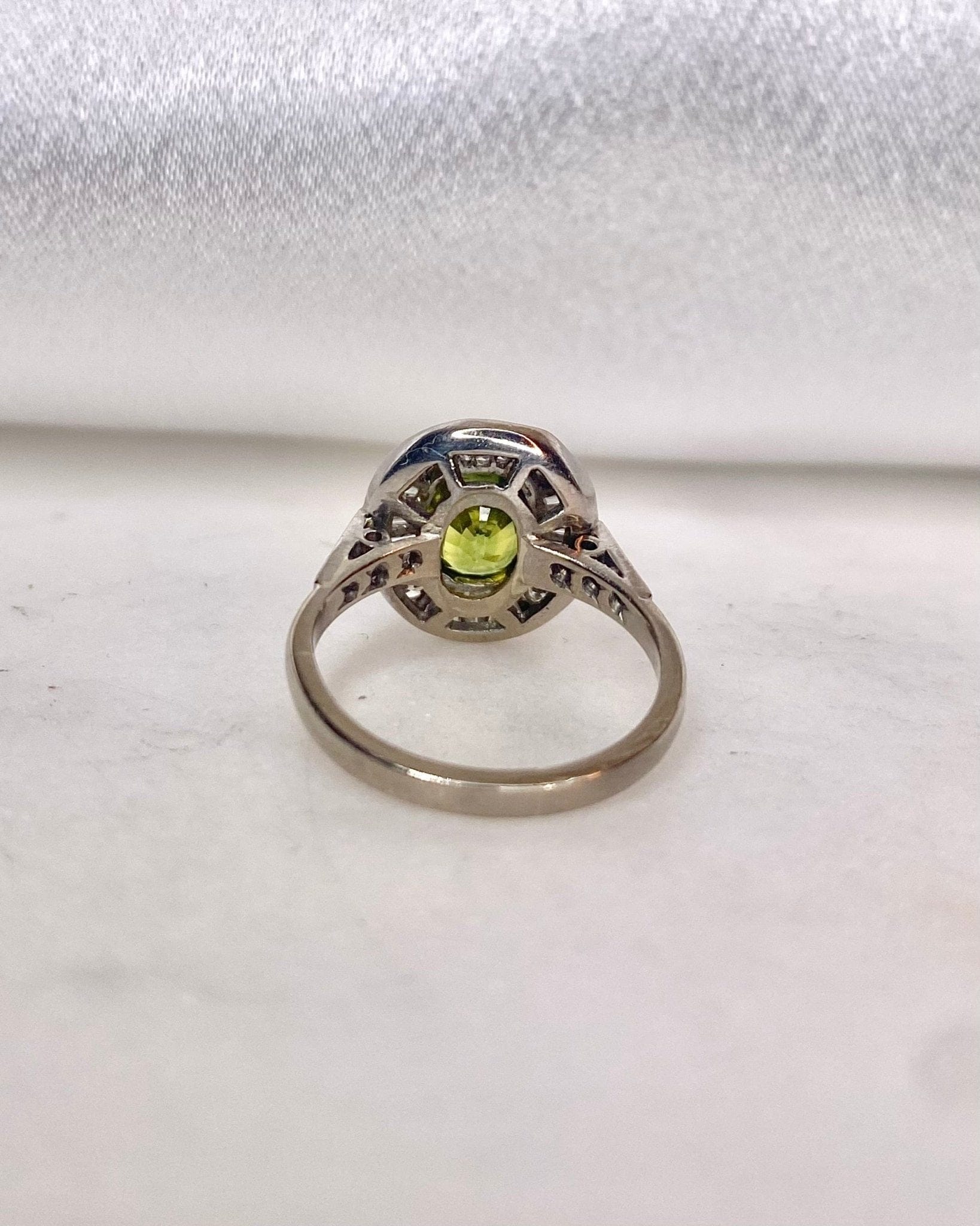 Bague style Art - deco Saphir vert 1 carat et 30 Diamants "Milya" - Elliade Paris