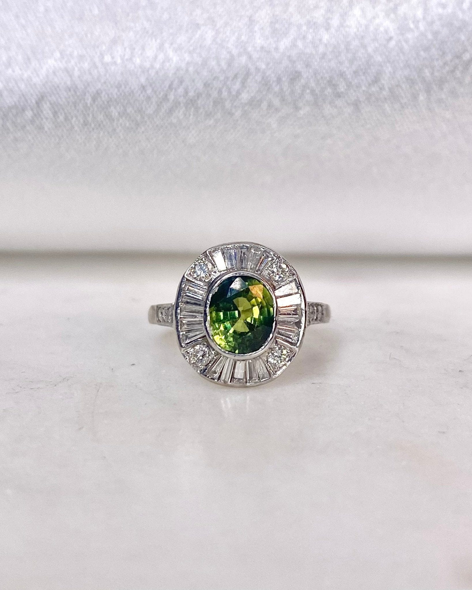 Bague style Art - deco Saphir vert 1 carat et 30 Diamants "Milya" - Elliade Paris