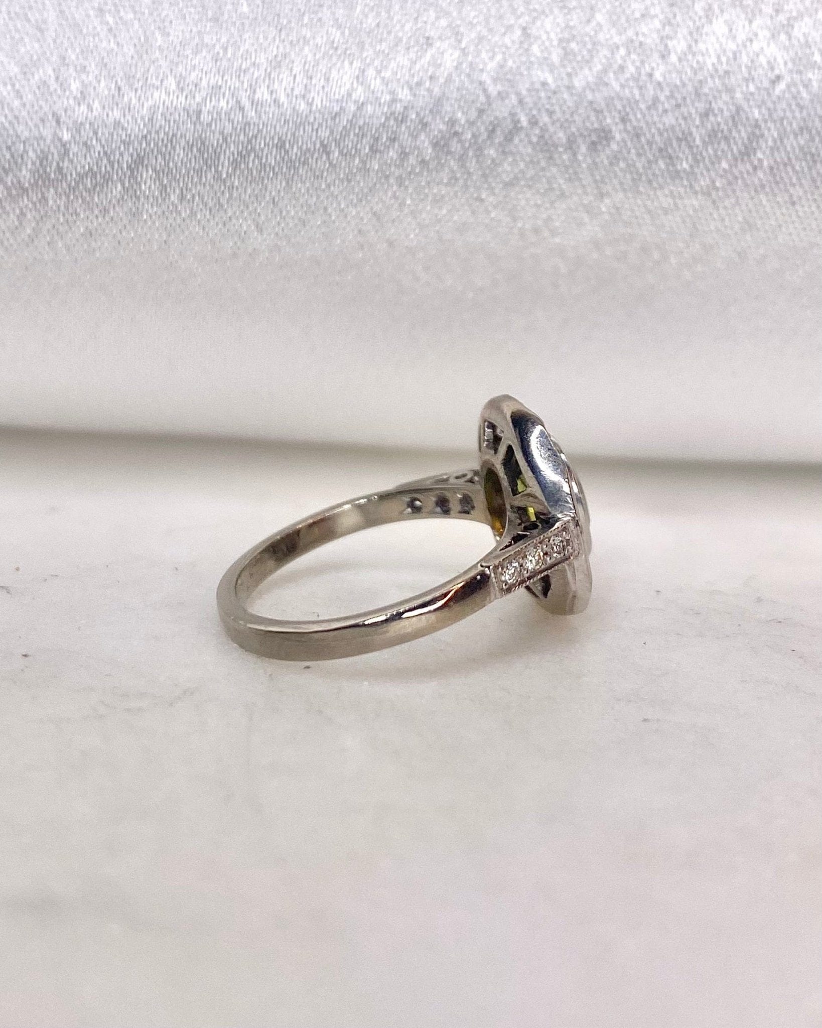 Bague style Art - deco Saphir vert 1 carat et 30 Diamants "Milya" - Elliade Paris