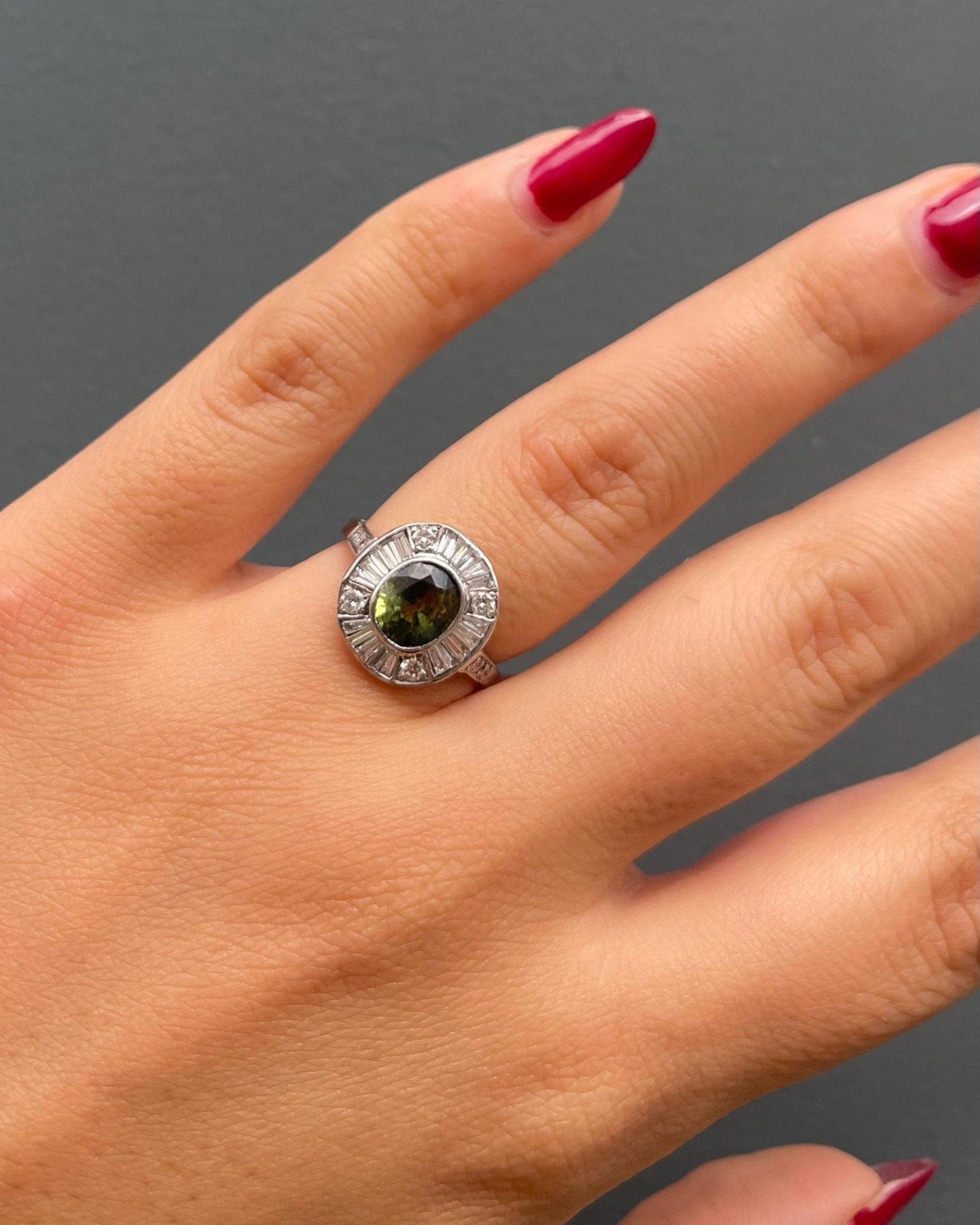 Bague style Art - deco Saphir vert 1 carat et 30 Diamants "Milya" - Elliade Paris