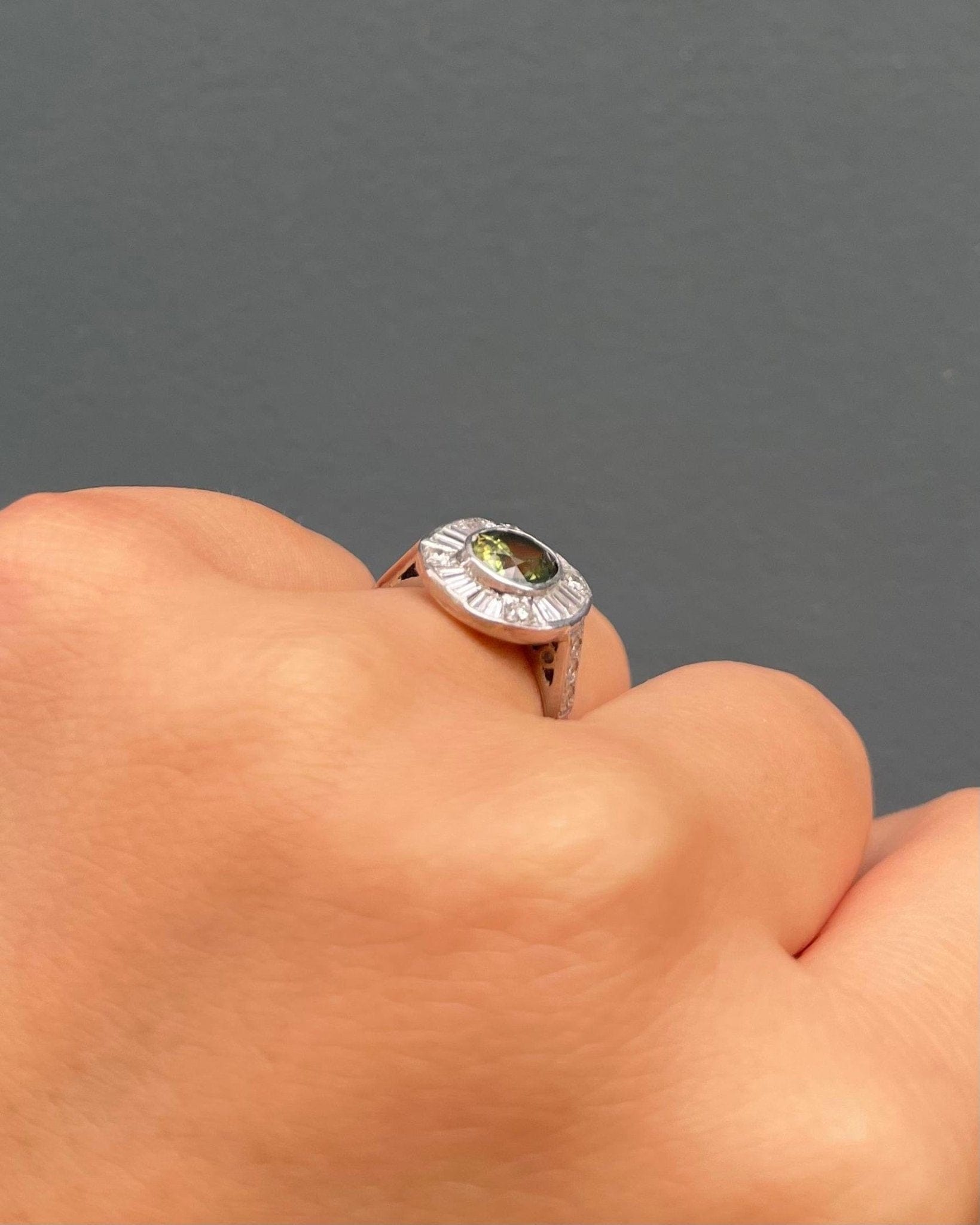 Bague style Art - deco Saphir vert 1 carat et 30 Diamants "Milya" - Elliade Paris