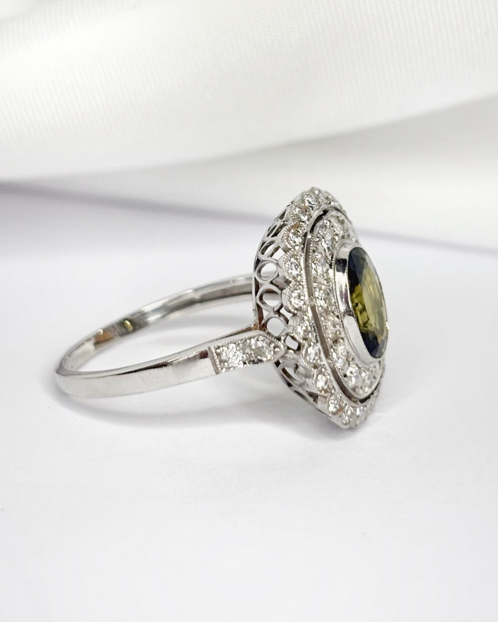 Bague Style Art - Déco Saphir Vert 1.30 carat, Diamants 0.58 carat & Or 4.15g "Léa" - Elliade Paris