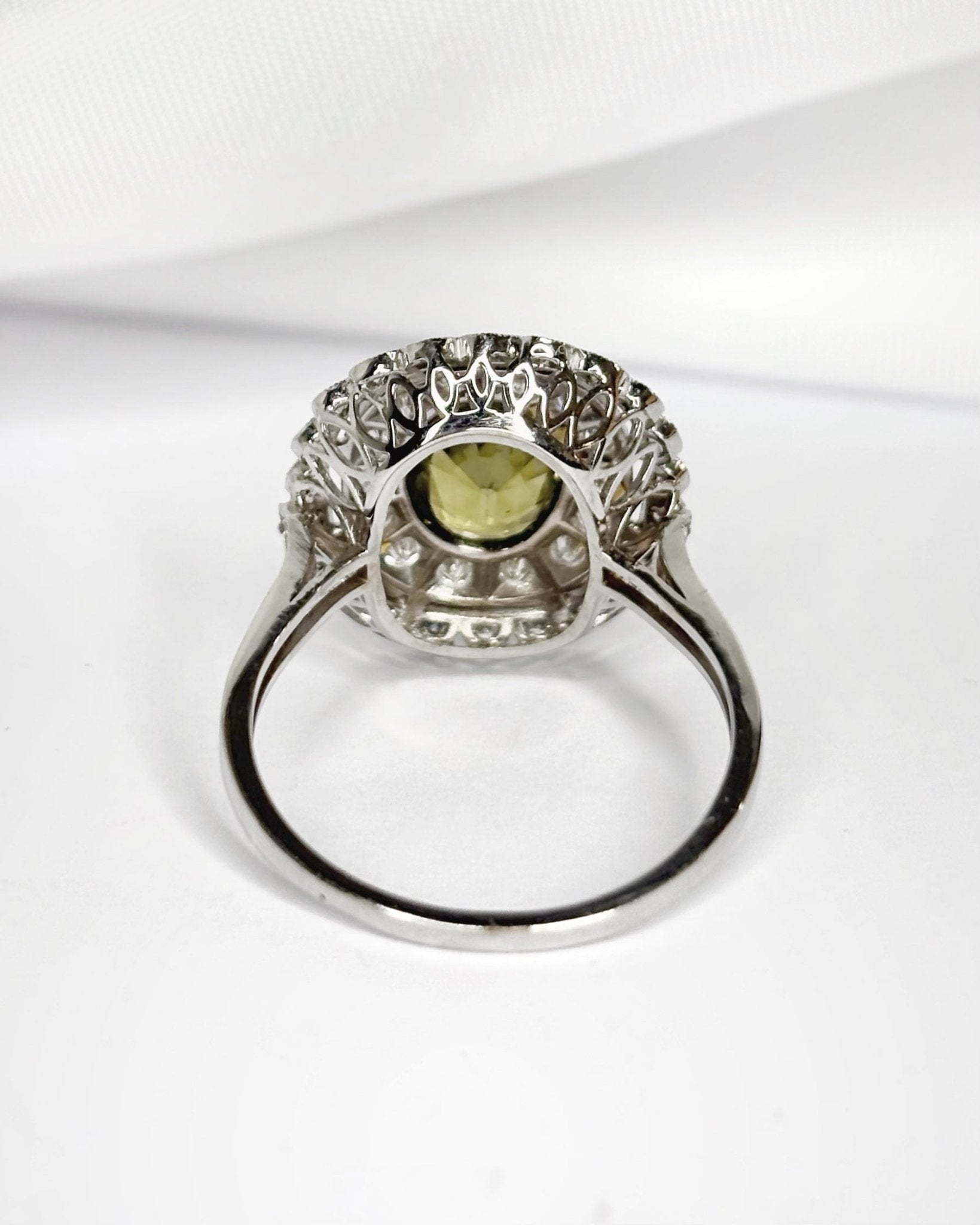 Bague Style Art - Déco Saphir Vert 1.30 carat, Diamants 0.58 carat & Or 4.15g "Léa" - Elliade Paris