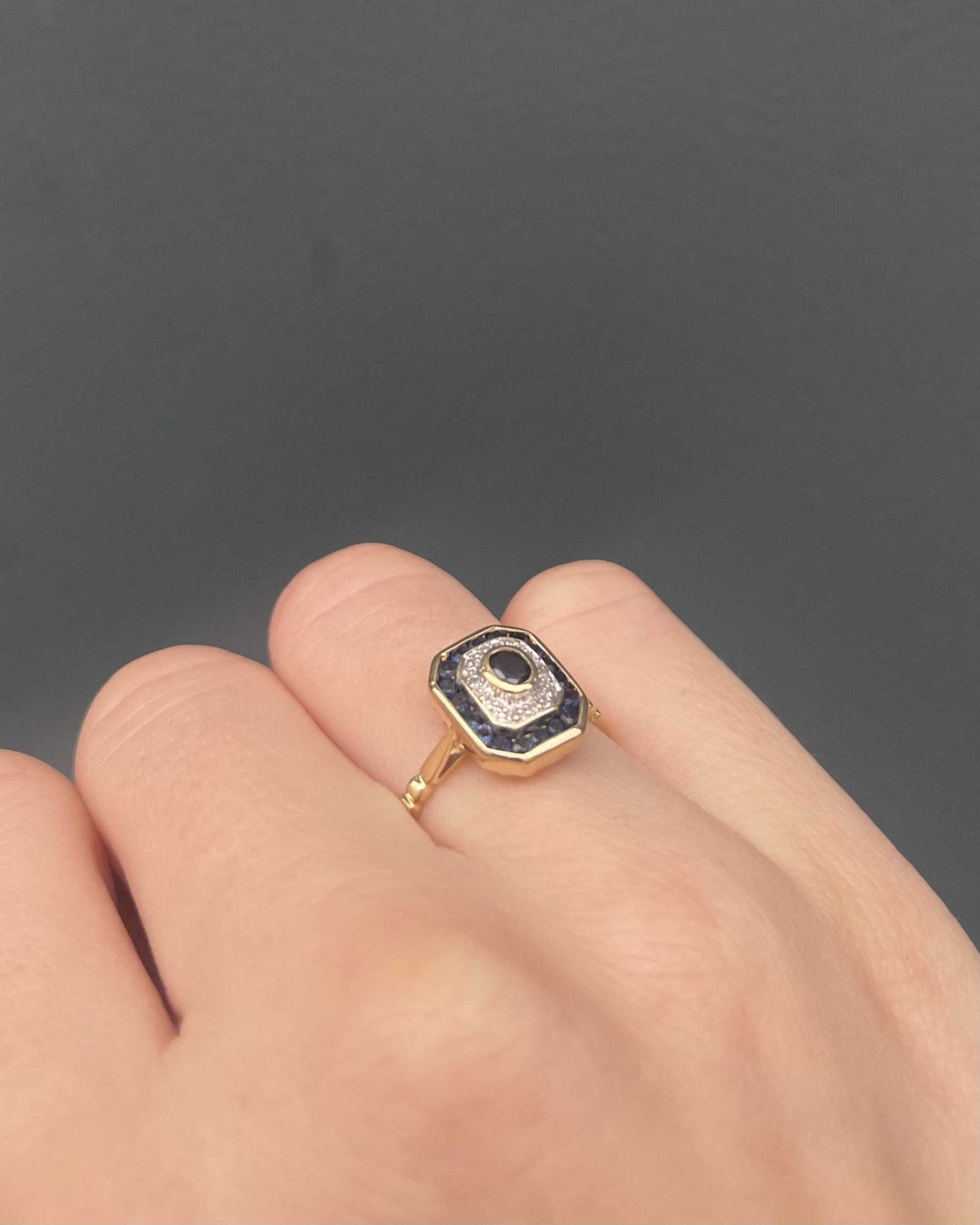 Bague Style Art - Déco Saphirs 0.60 carat & Diamants "Kaymee" - Elliade Paris