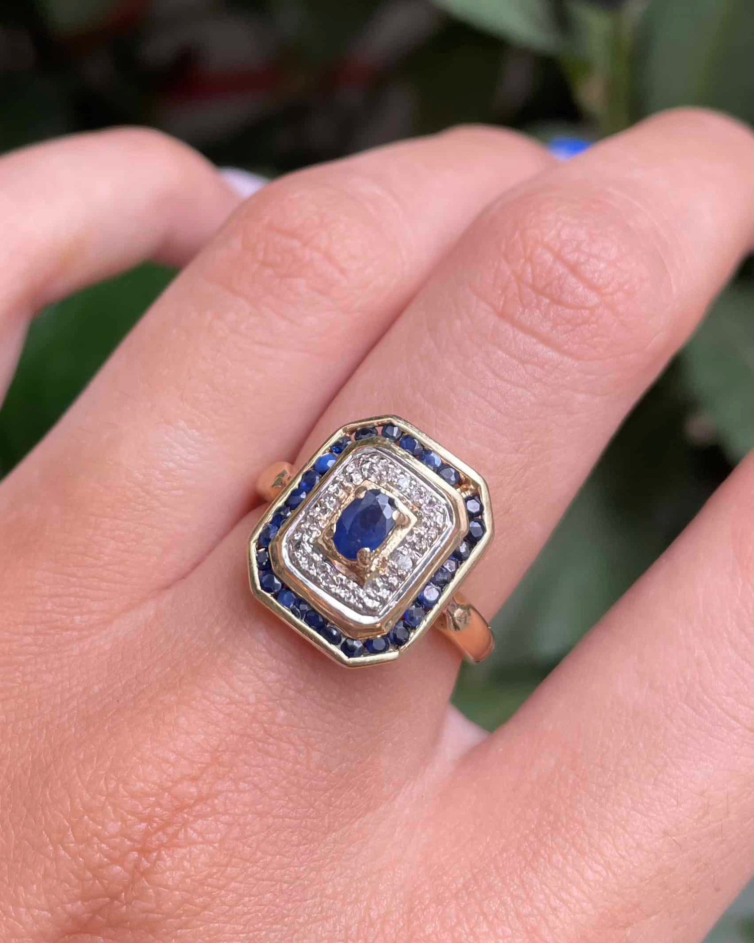 Anillo estilo Art Déco con 28 zafiros y diamantes "Capucine"