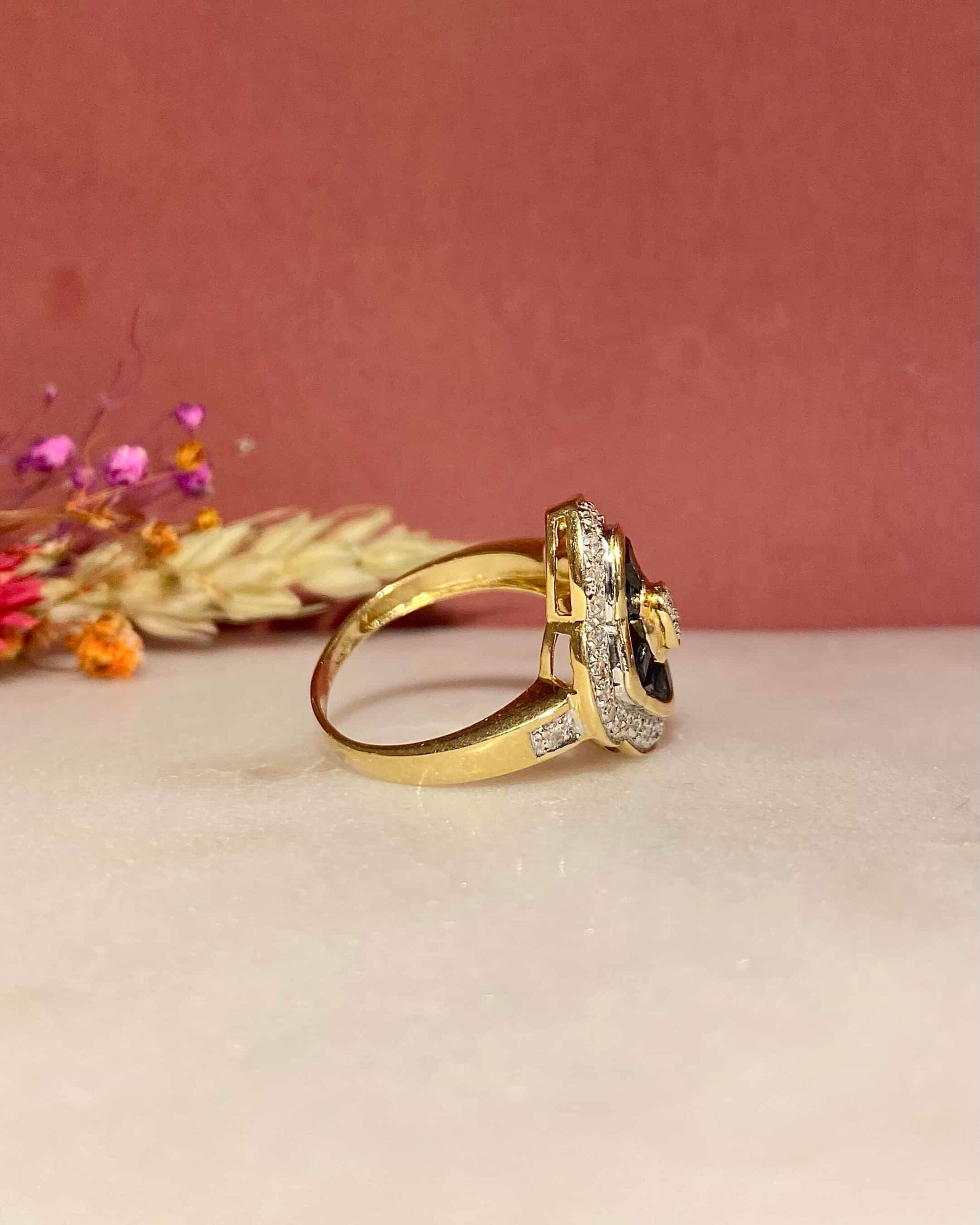 Bague Style Art-déco Jupon Saphirs 0.80 carat & Diamants "Briana"