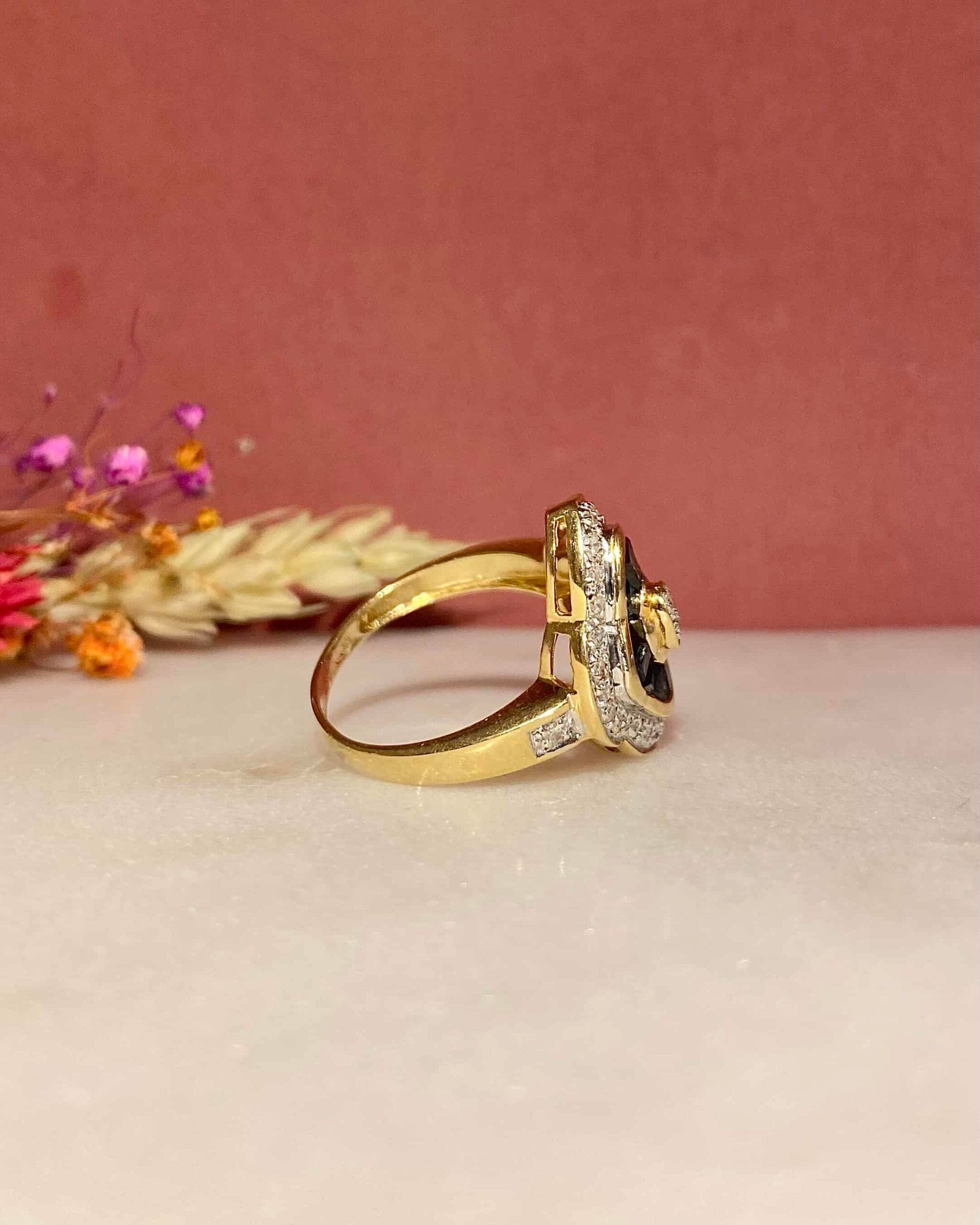 Anillo estilo Art Déco con zafiros de 0,80 quilates y diamantes "Briana"