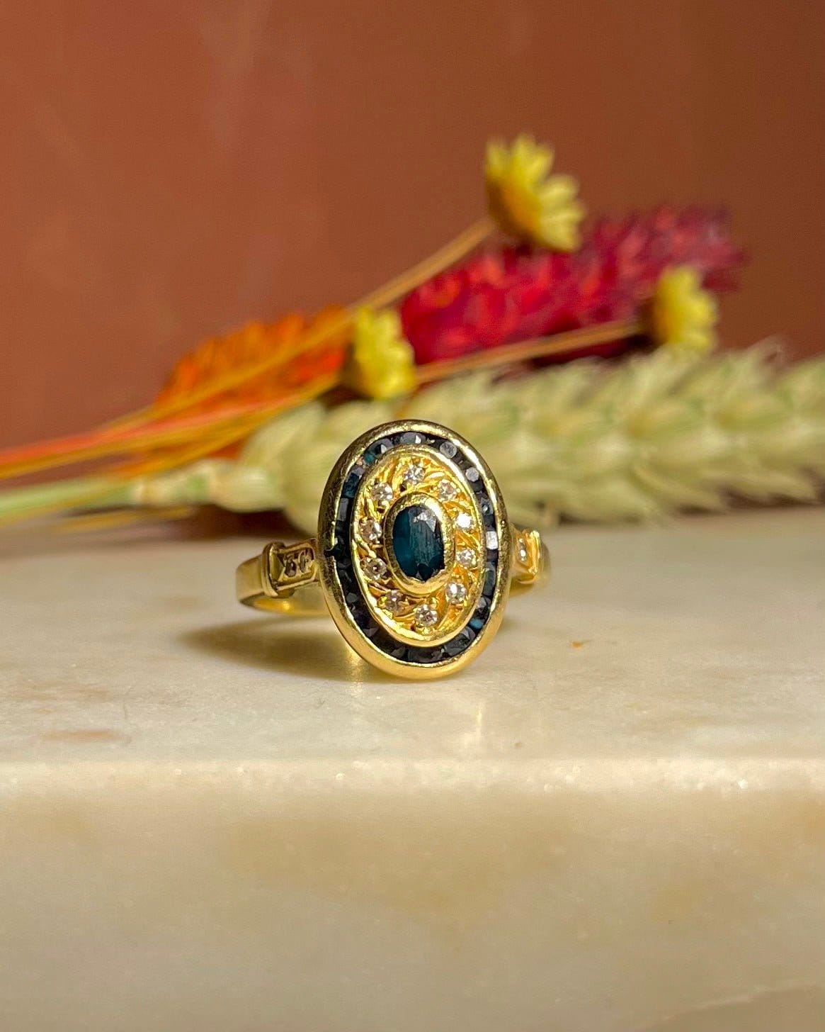 Bague Style Art - Déco Saphirs et Diamants "Ladissé" - Elliade Paris