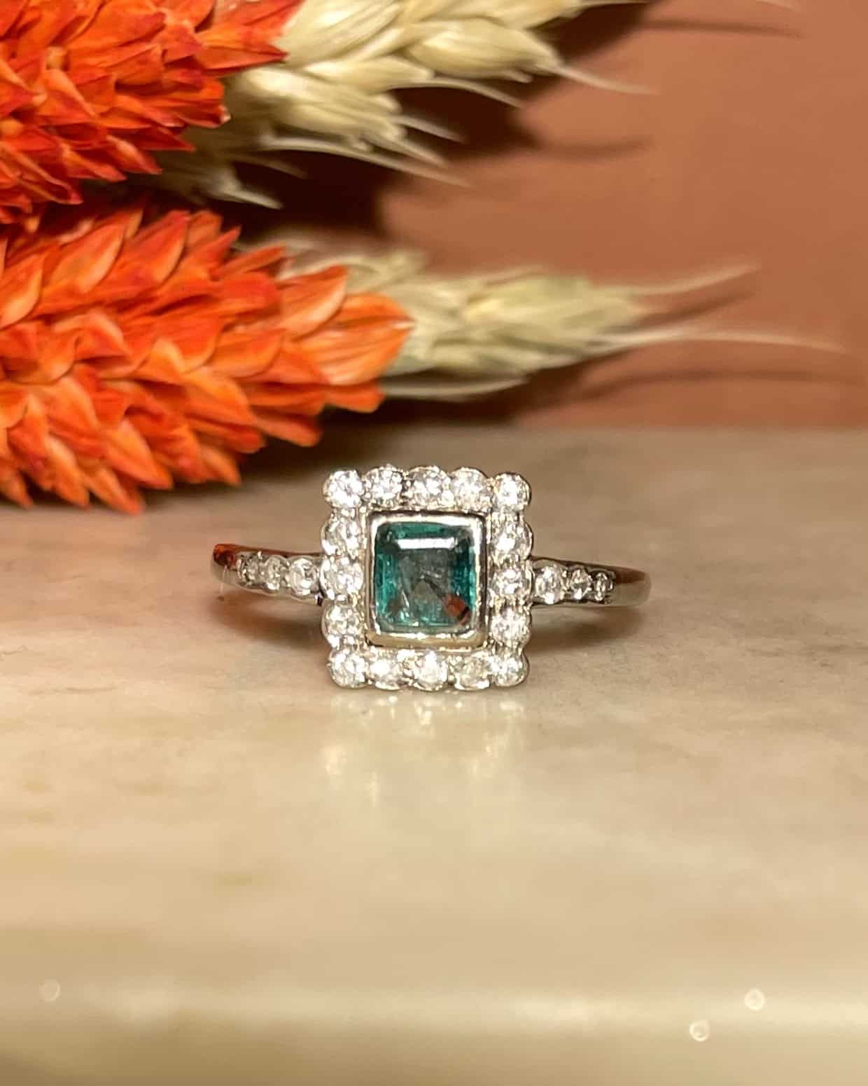 Anillo estilo Art Déco con esmeralda de 0,45 quilates y 22 diamantes "Madz"