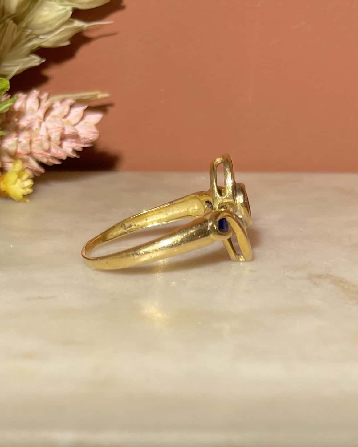 Anillo de zafiro y diamantes "Swirla"