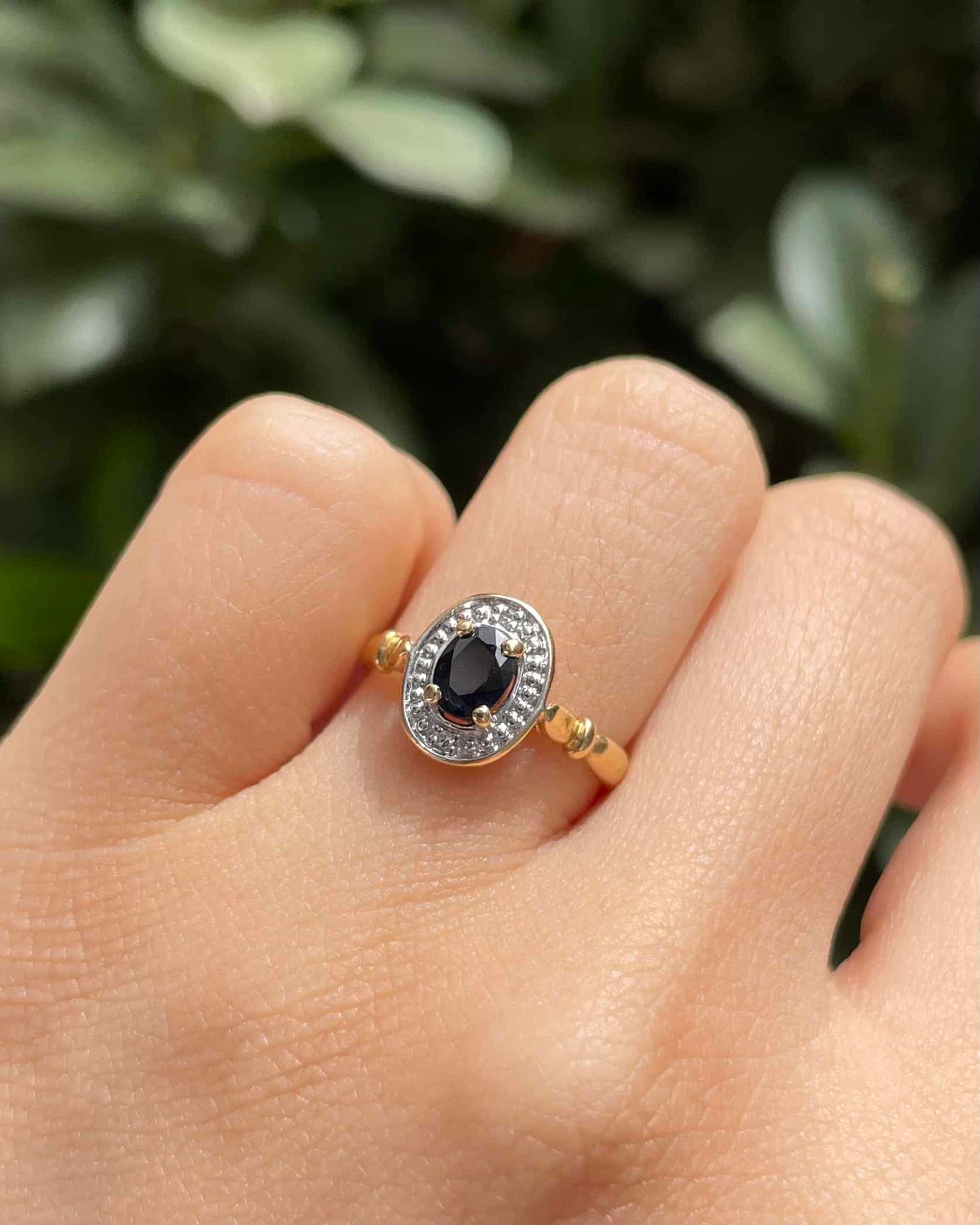 Anillo estilo Art Déco con zafiro de 0,55 quilates y diamantes "Cristiana"