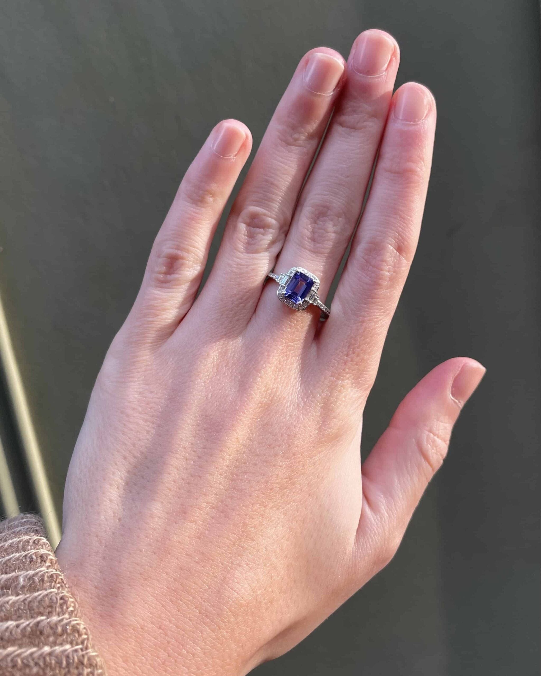 Bague Style Art-déco Tanzanite 1.80 Carat & 34 Diamants "Loeva" - Elliade Paris