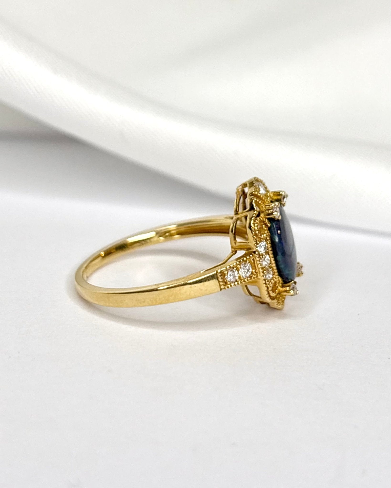 Bague Style Art Nouveau Opale Noire 0.81 carat & Diamants "Cléophée" - Elliade Paris