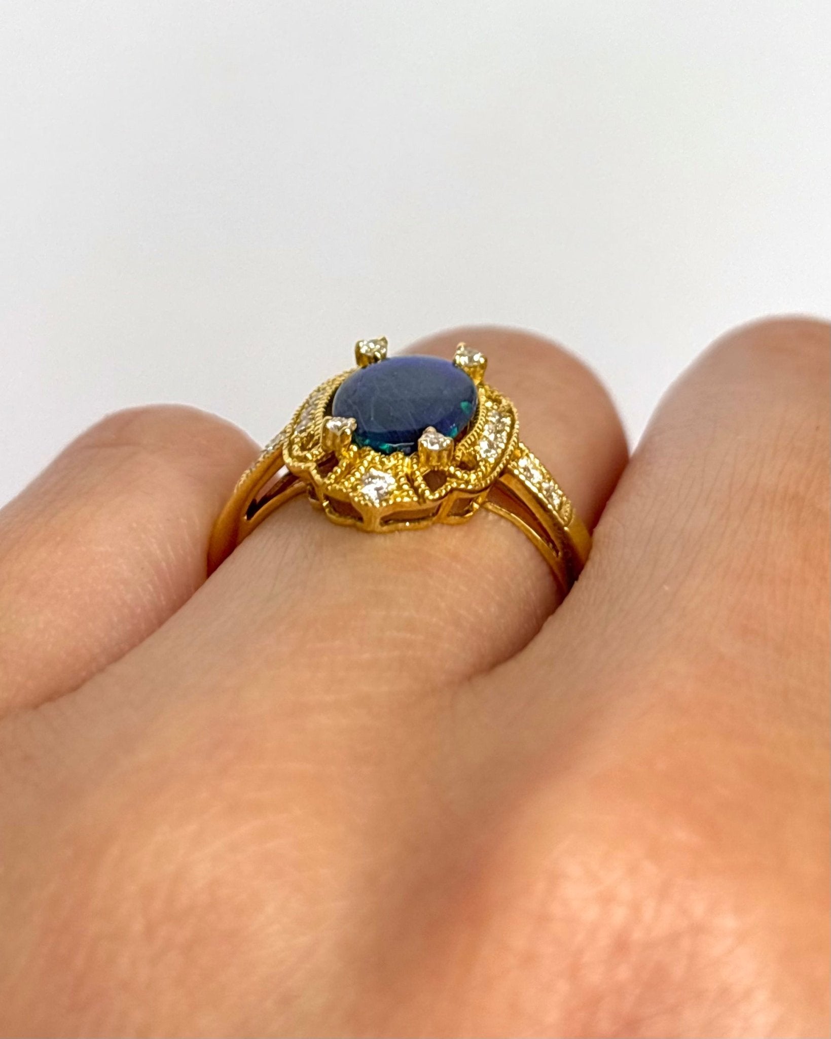 Bague Style Art Nouveau Opale Noire 0.81 carat & Diamants "Cléophée" - Elliade Paris