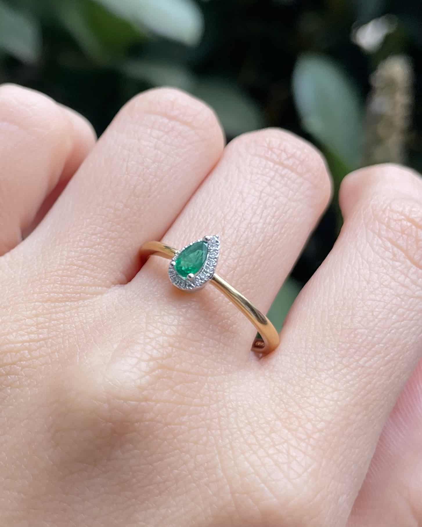 Anillo solitario "Sadie" con esmeralda y 16 diamantes