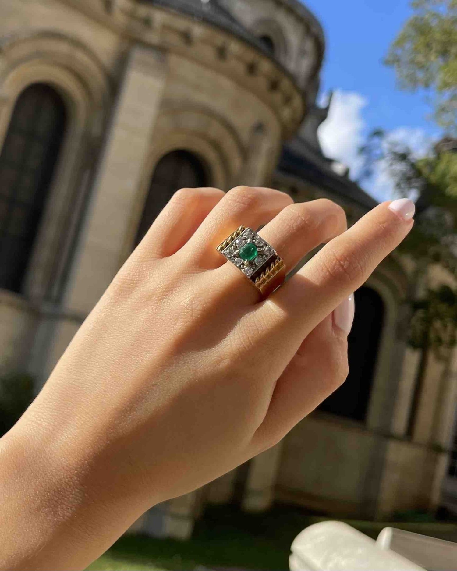 Bague Tank Emeraude & Diamants "Vanathy" - Elliade Paris