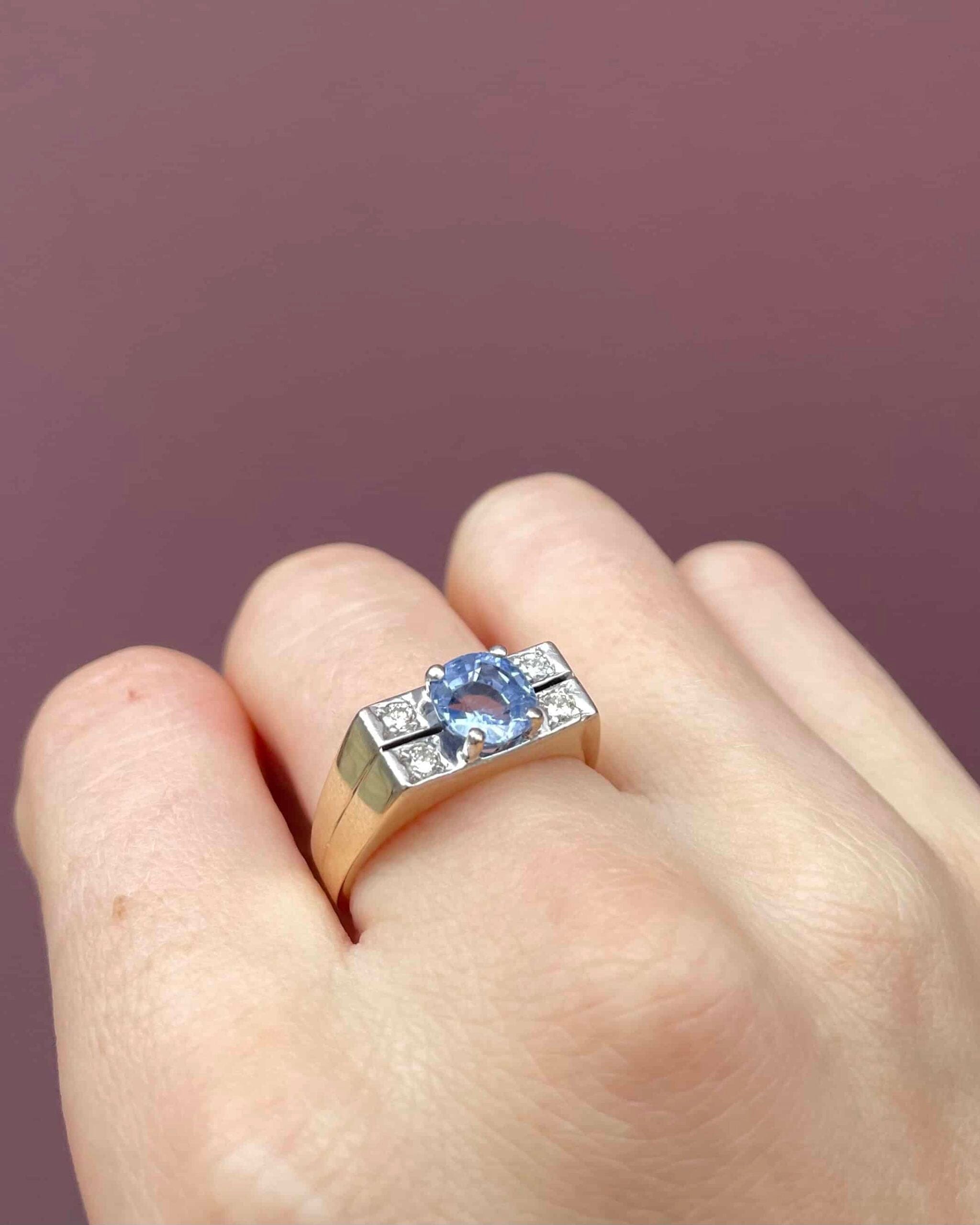 Bague Tank Vintage Saphir Lilas 2.25 Carats et Diamants "Jemma" - Elliade Paris