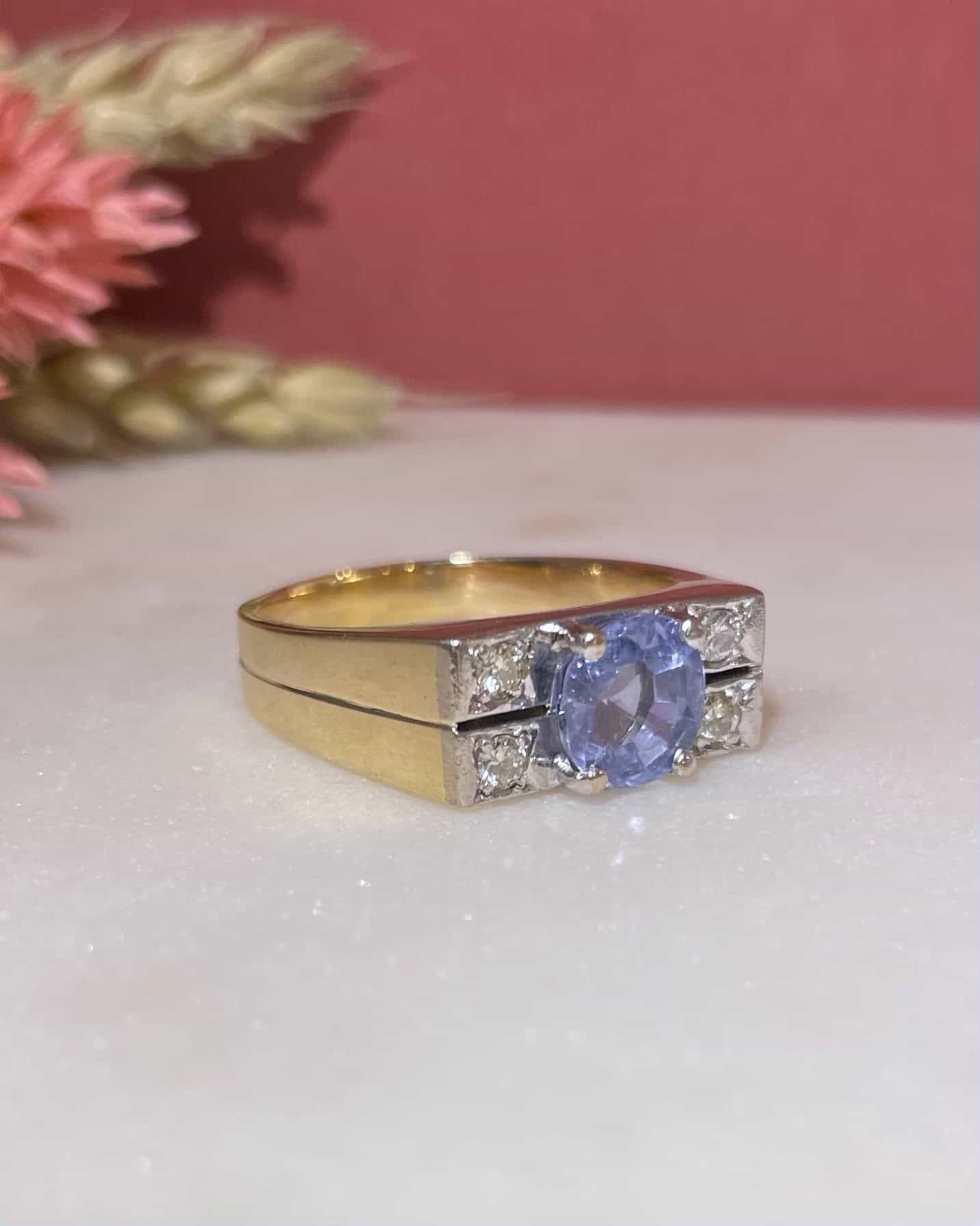 Bague Tank Vintage Saphir Lilas 2.25 Carats et Diamants "Jemma" - Elliade Paris