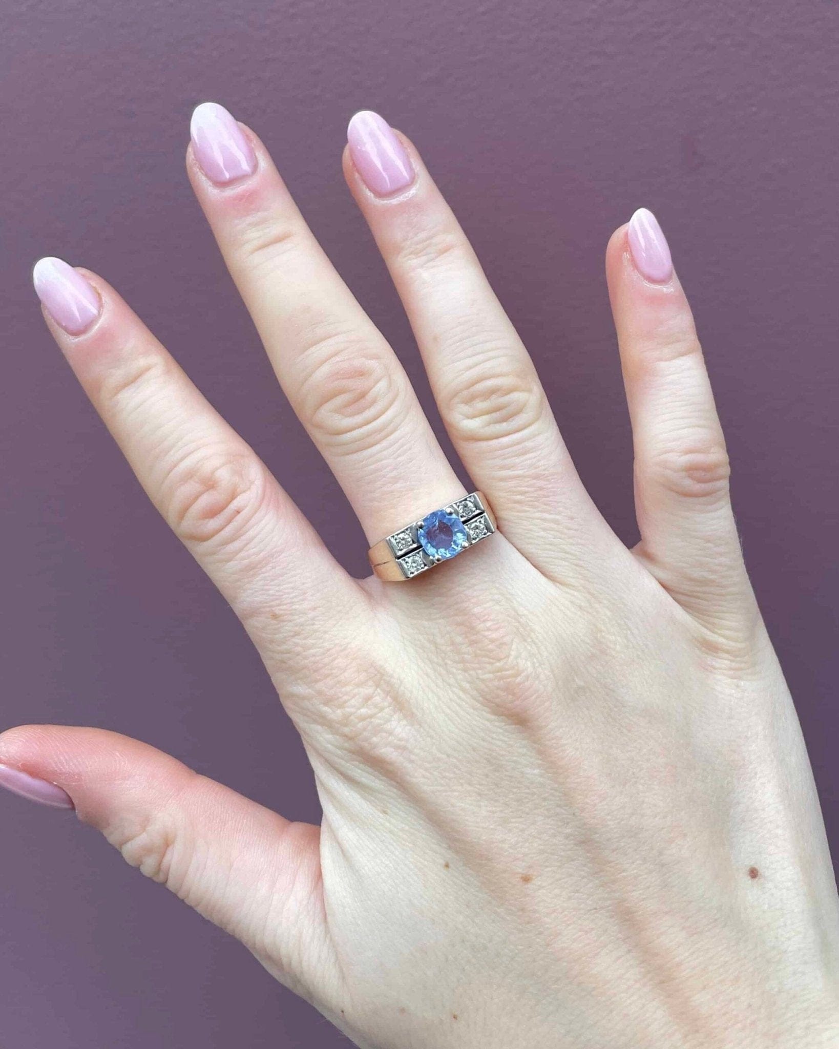 Bague Tank Vintage Saphir Lilas 2.25 Carats et Diamants "Jemma" - Elliade Paris