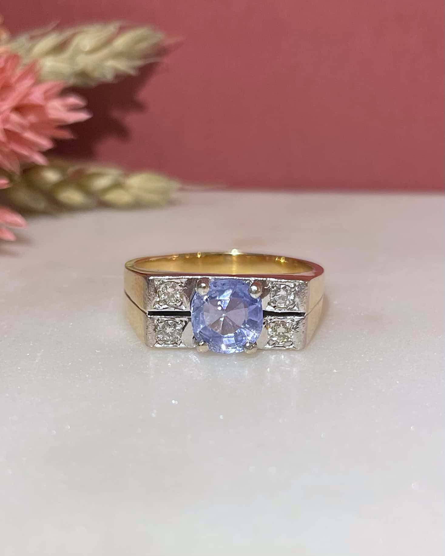 Bague Tank Vintage Saphir Lilas 2.25 Carats et Diamants "Jemma" - Elliade Paris