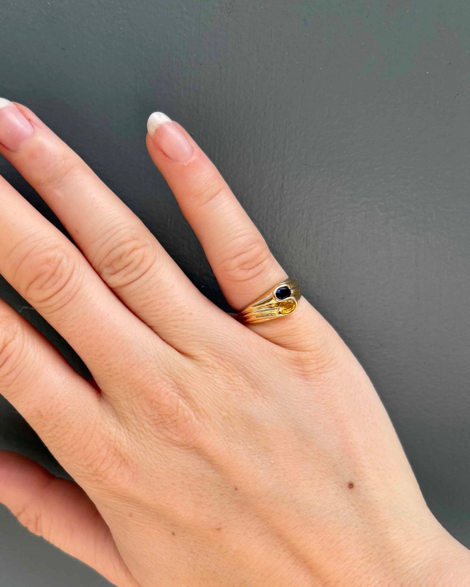 Bague Toi et Moi Saphirs Bleu et Jaune 0.60 Carat "Nawel" - Elliade Paris