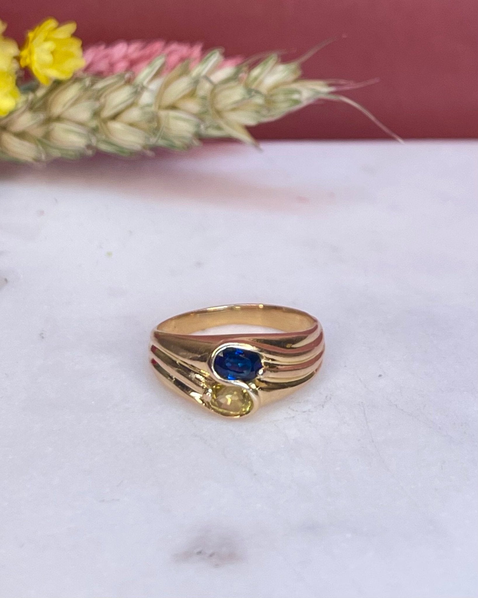 Bague Toi et Moi Saphirs Bleu et Jaune 0.60 Carat "Nawel" - Elliade Paris