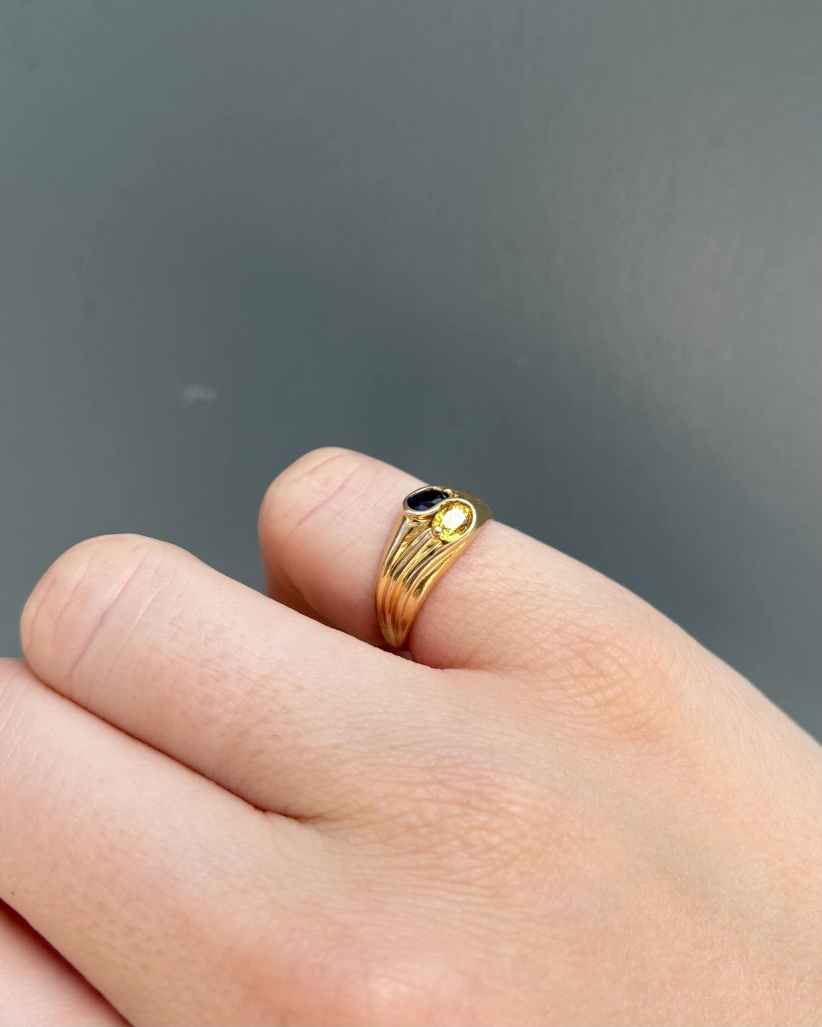 Bague Toi et Moi Saphirs Bleu et Jaune 0.60 Carat "Nawel" - Elliade Paris