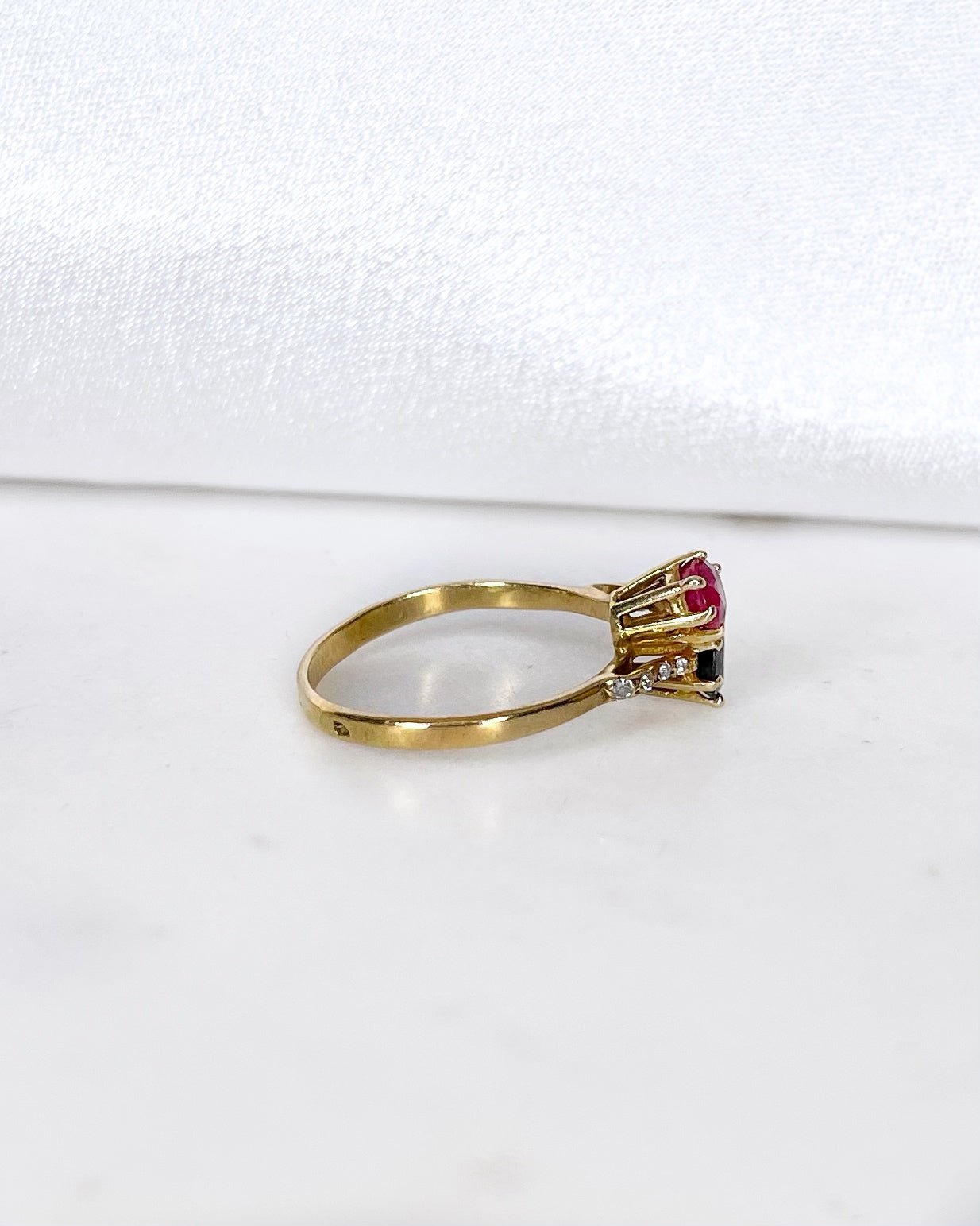 Bague Toi & Moi Rubis 0.40 carat & Saphir 0.43 carat “Louve” - Elliade Paris