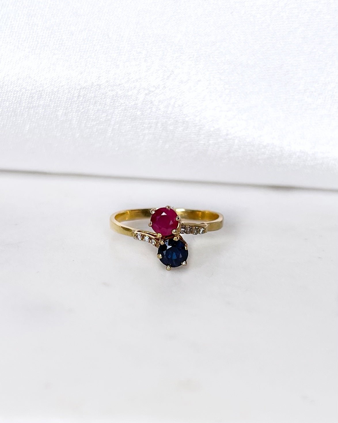 Bague Toi & Moi Rubis 0.40 carat & Saphir 0.43 carat “Louve” - Elliade Paris