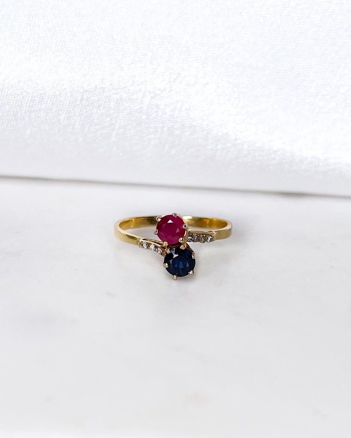 Bague Toi & Moi Rubis 0.40 carat & Saphir 0.43 carat “Louve” - Elliade Paris