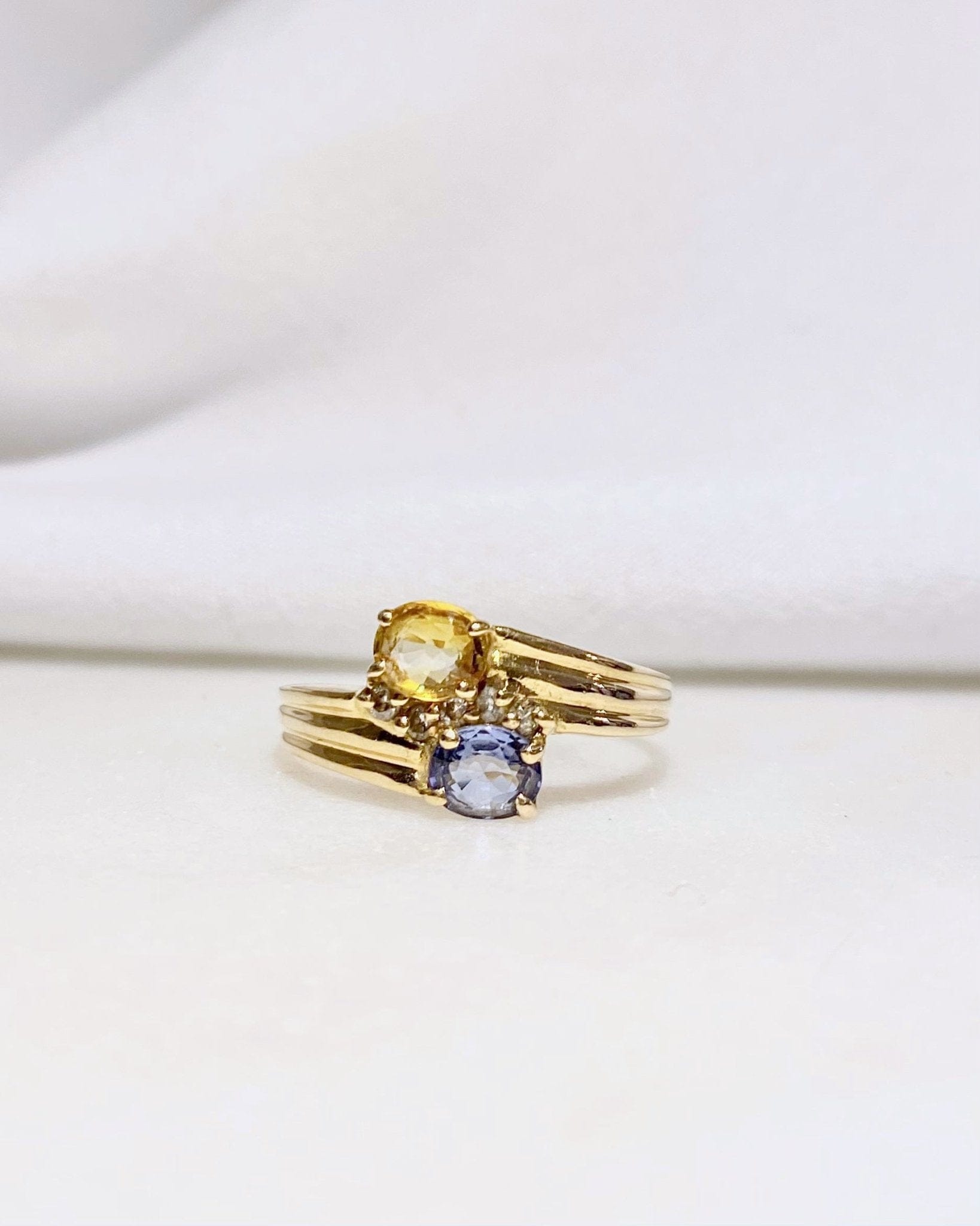 Bague Toi & Moi Saphir Jaune et Bleu & Diamants "Brydille" - Elliade Paris