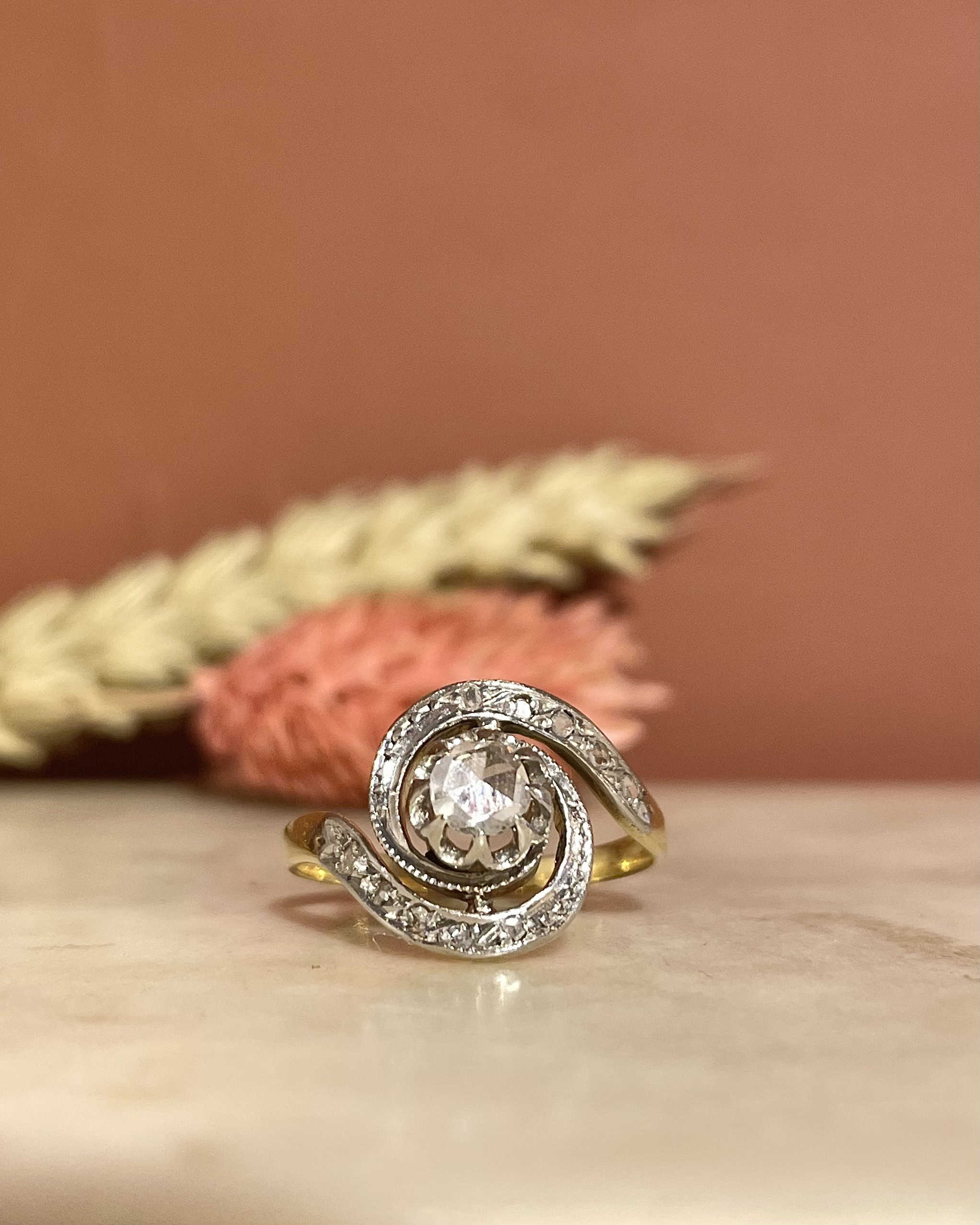 Anillo Art Déco Tourbillon con diamantes "Cristal"