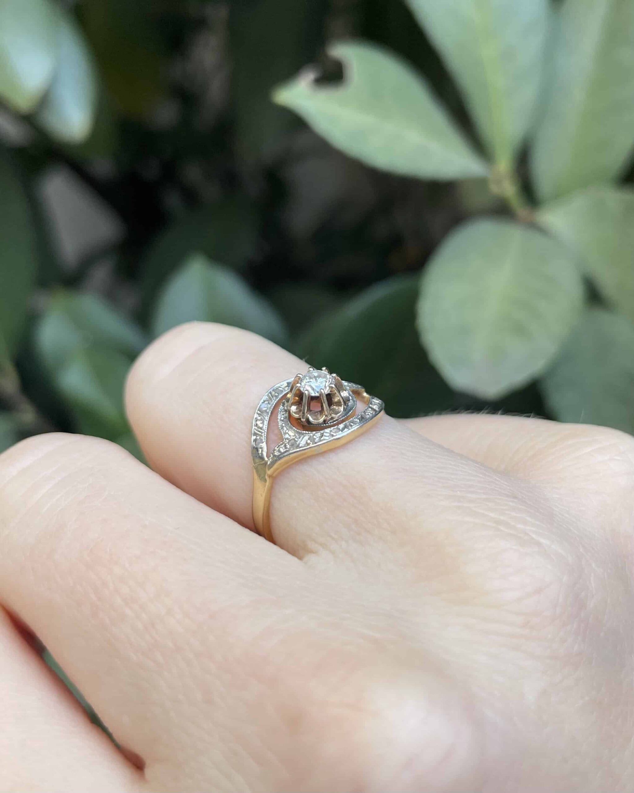 Anillo Art Déco con Tourbillon de 15 Diamantes "Jianna"