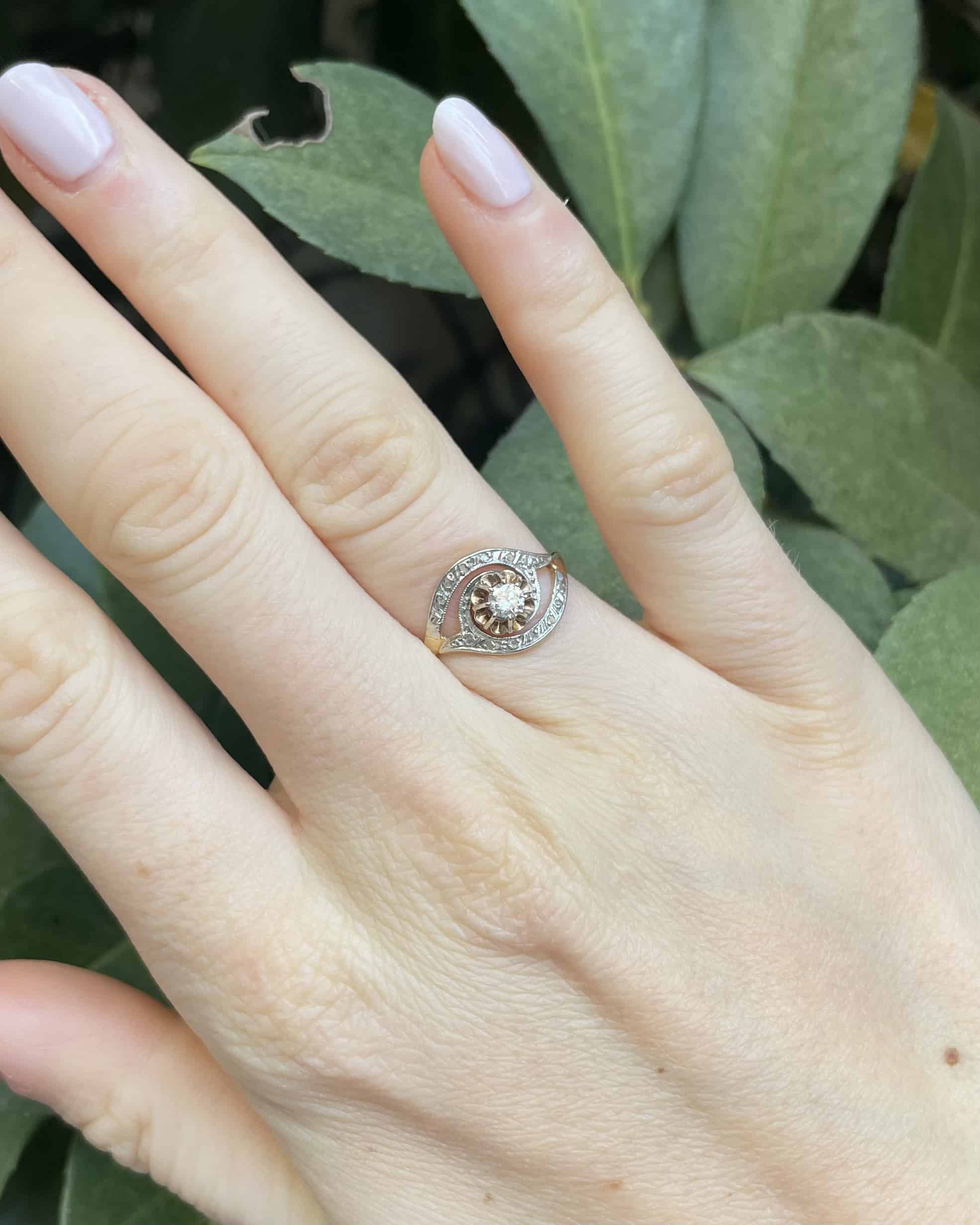 Anillo Art Déco con Tourbillon de 15 Diamantes "Jianna"