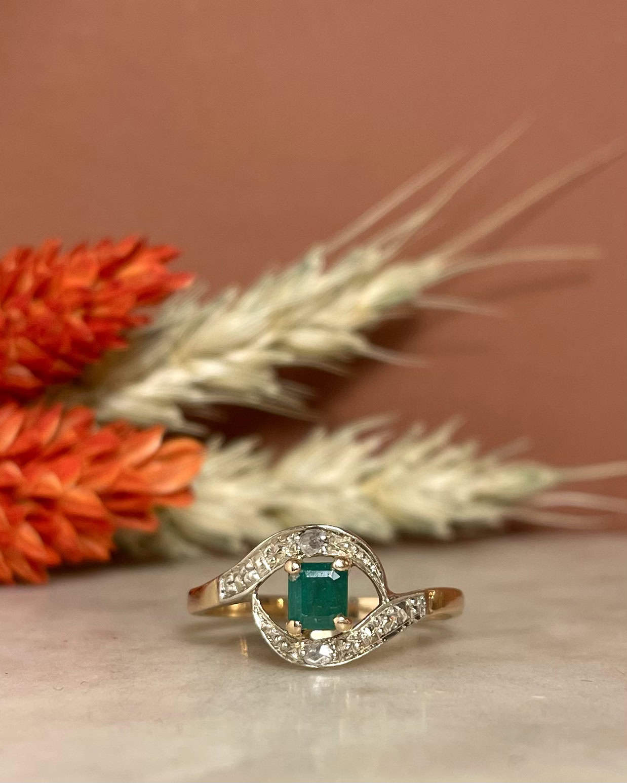Bague Tourbillon Émeraude 0.26 Carat "Rehmat" - Elliade Paris