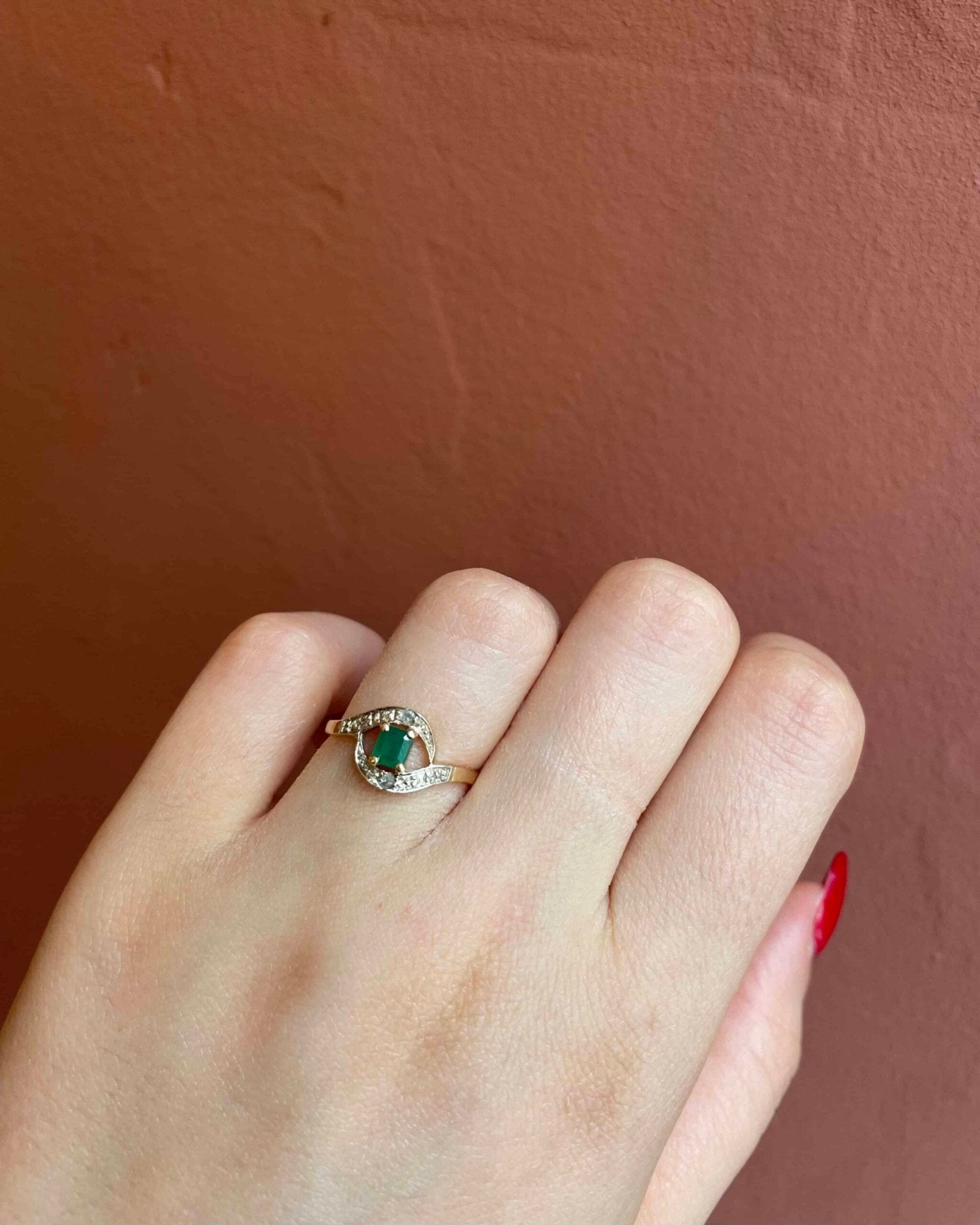 Bague Tourbillon Émeraude 0.26 Carat "Rehmat" - Elliade Paris