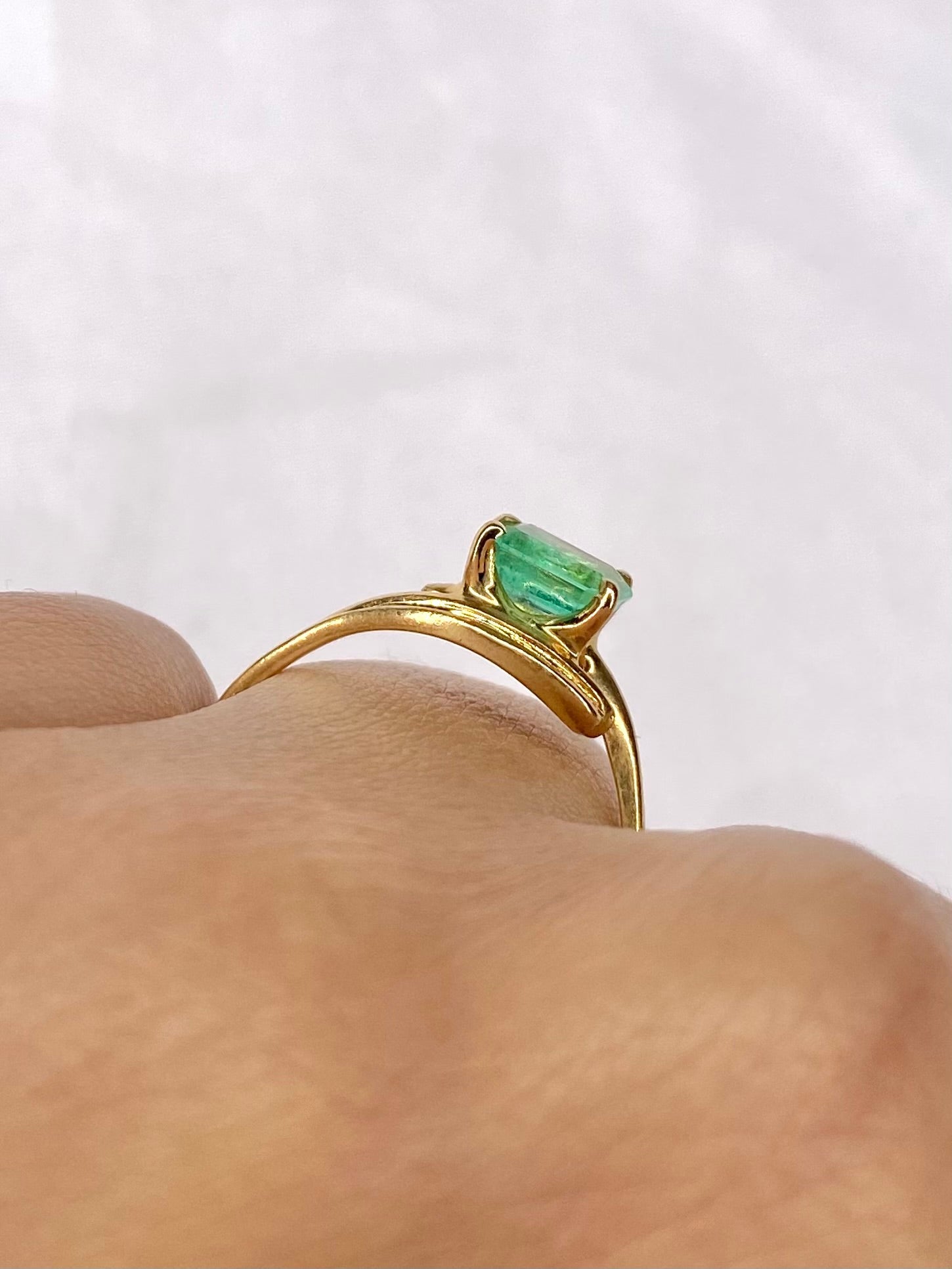 Bague Tourbillon Émeraude 0.90 carat "Noémie" - Elliade Paris