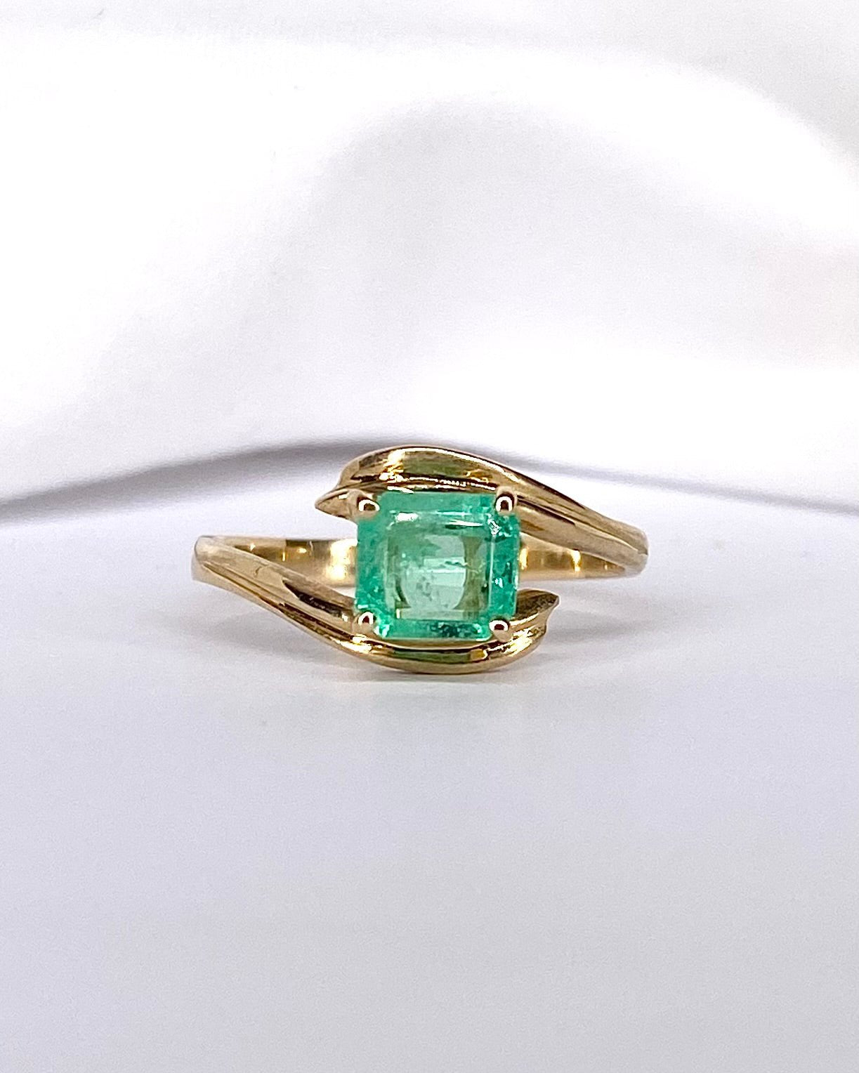 Bague Tourbillon Émeraude 0.90 carat "Noémie" - Elliade Paris