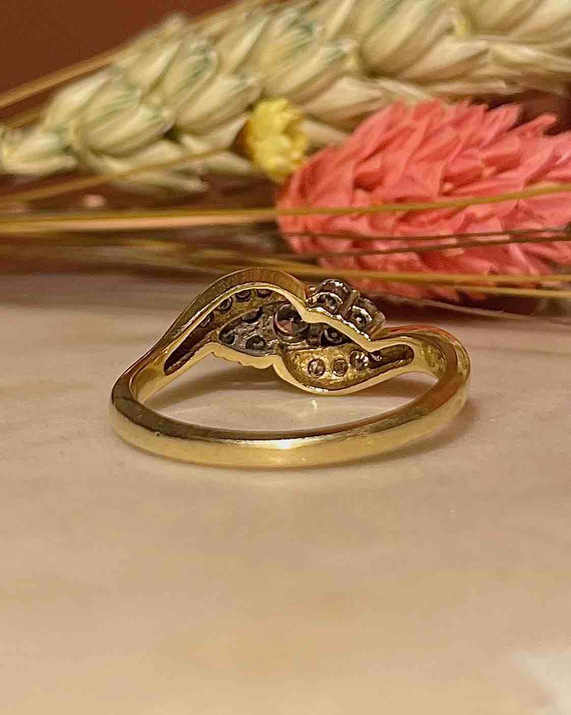 Anillo "Phoebe" con tourbillon de 15 diamantes
