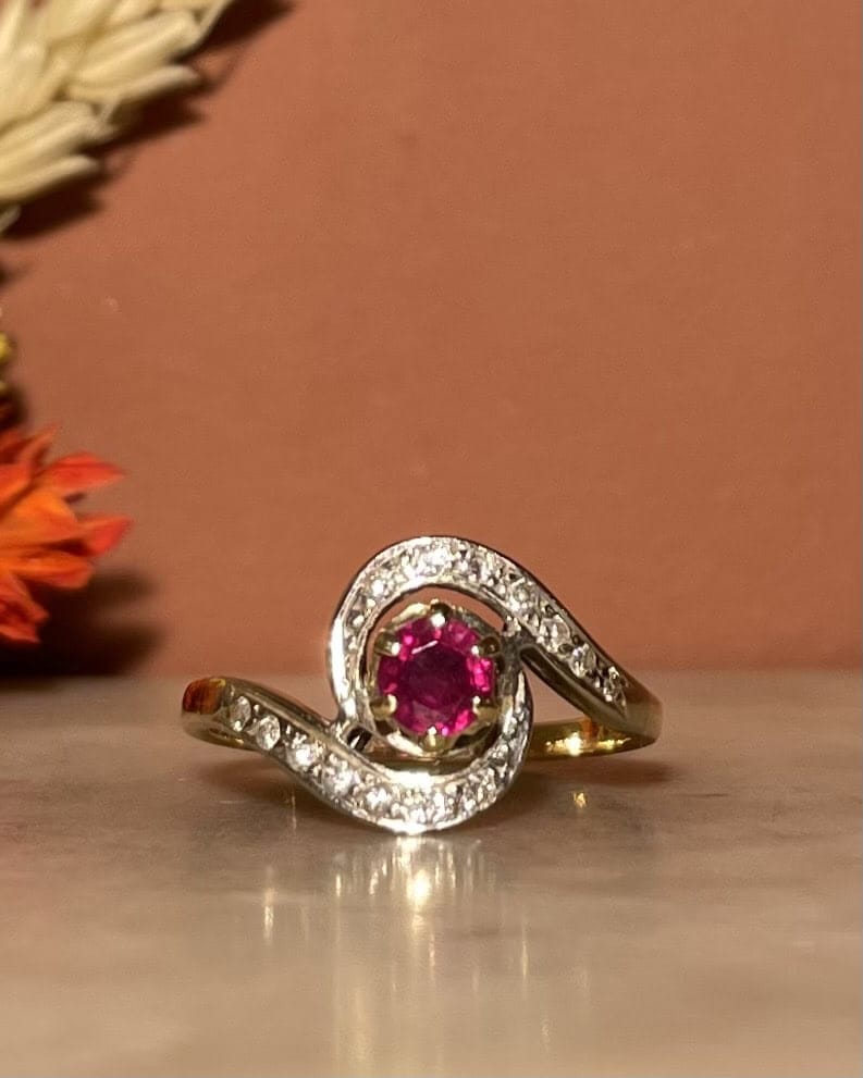 Bague Tourbillon Rubis 0.40 Carat & 14 Diamants "Azaylie" - Elliade Paris