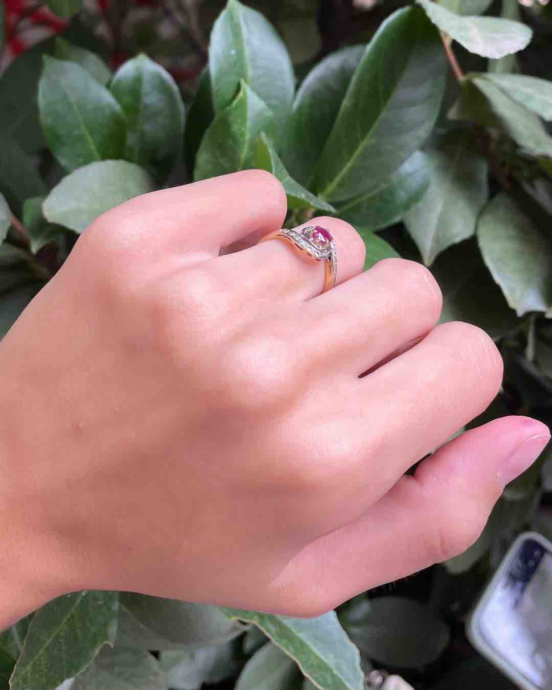 Bague Tourbillon Rubis 0.40 Carat & 14 Diamants "Azaylie" - Elliade Paris