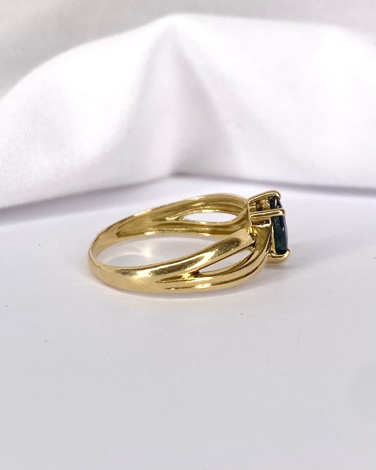 Bague tourbillon Saphir 0.63 carat "Loeva" - Elliade Paris