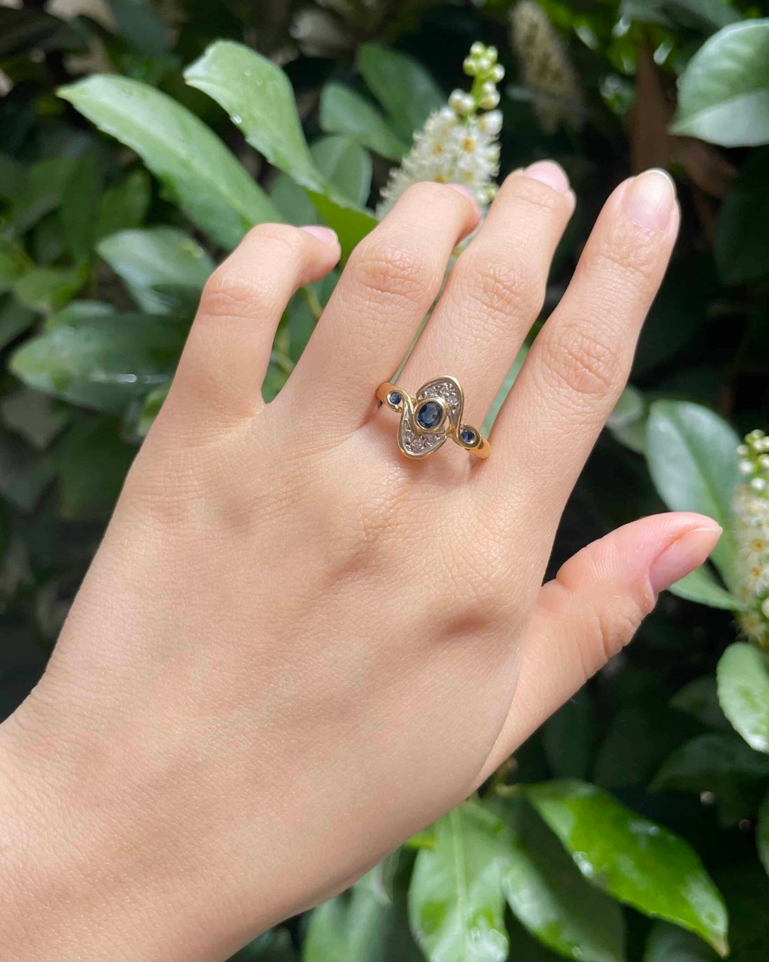 Bague tourbillon Saphir & diamants "Swirla" - Elliade Paris